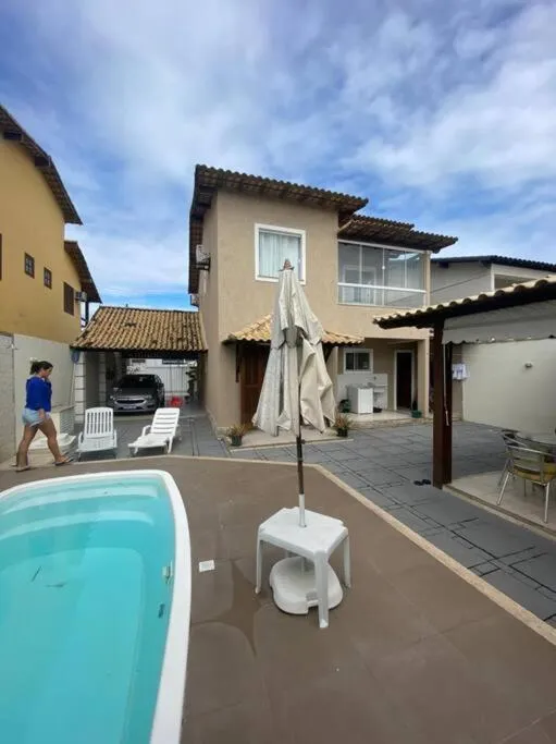 Swimming pool in Casa com piscina, churrasqueira e ar condicionado em condomínio