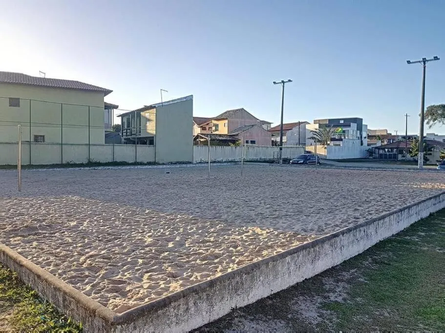 Casa com piscina, churrasqueira e ar condicionado em condomínio