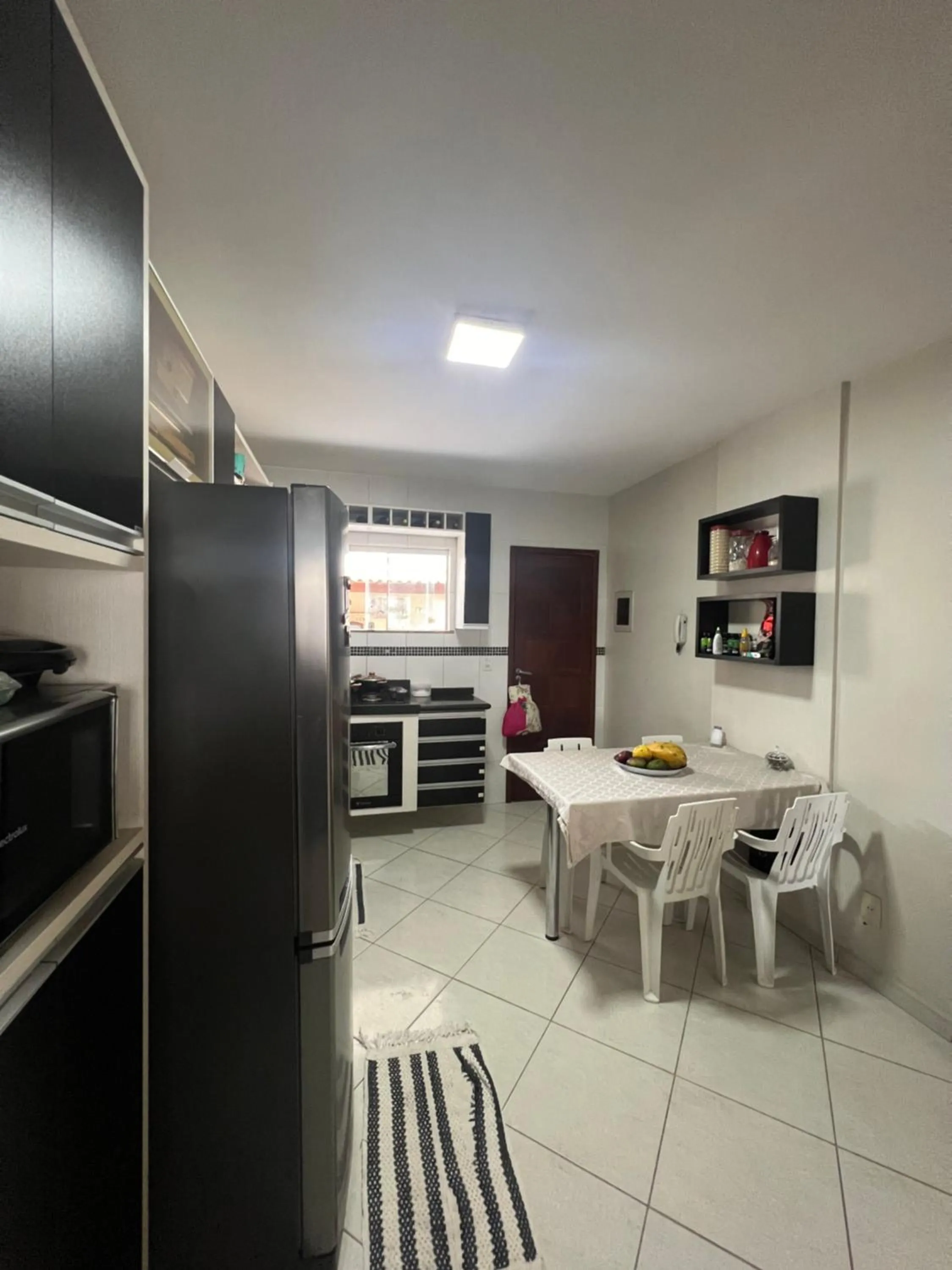 Casa com piscina, churrasqueira e ar condicionado em condomínio