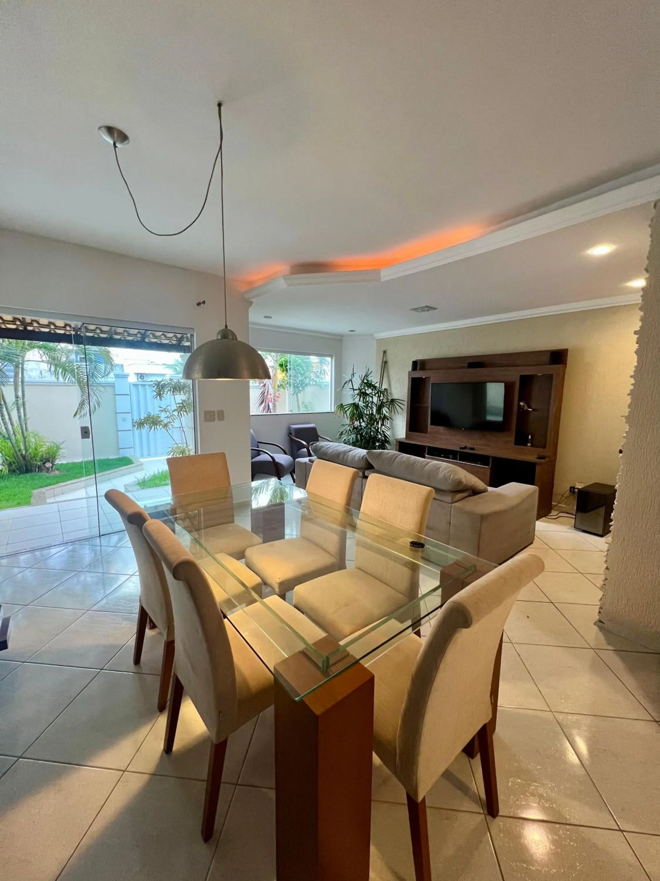 Casa com piscina, churrasqueira e ar condicionado em condomínio