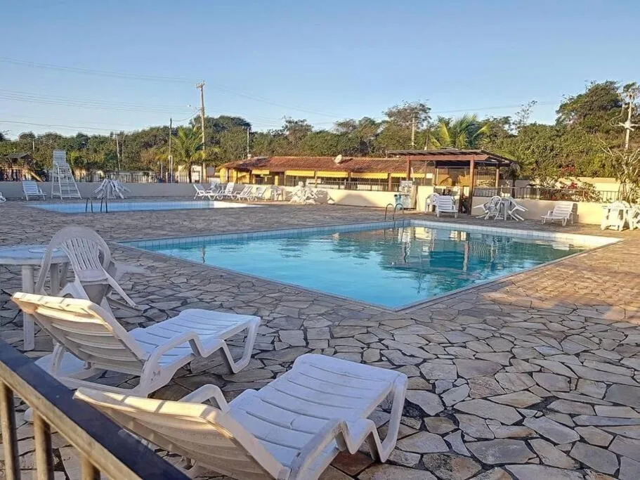 Casa com piscina, churrasqueira e ar condicionado em condomínio