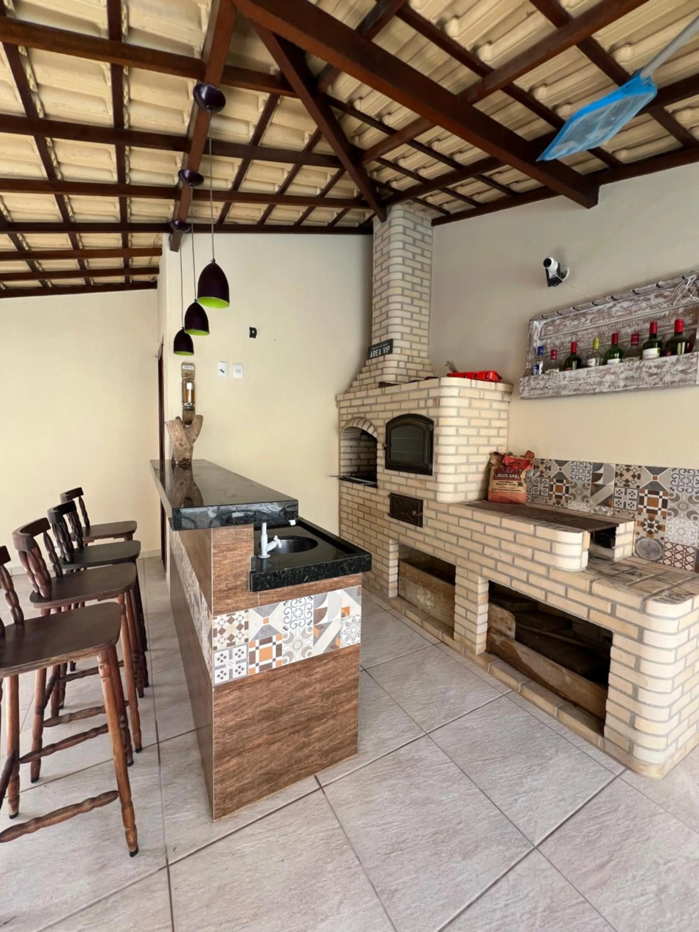 Casa com piscina, churrasqueira e ar condicionado em condomínio