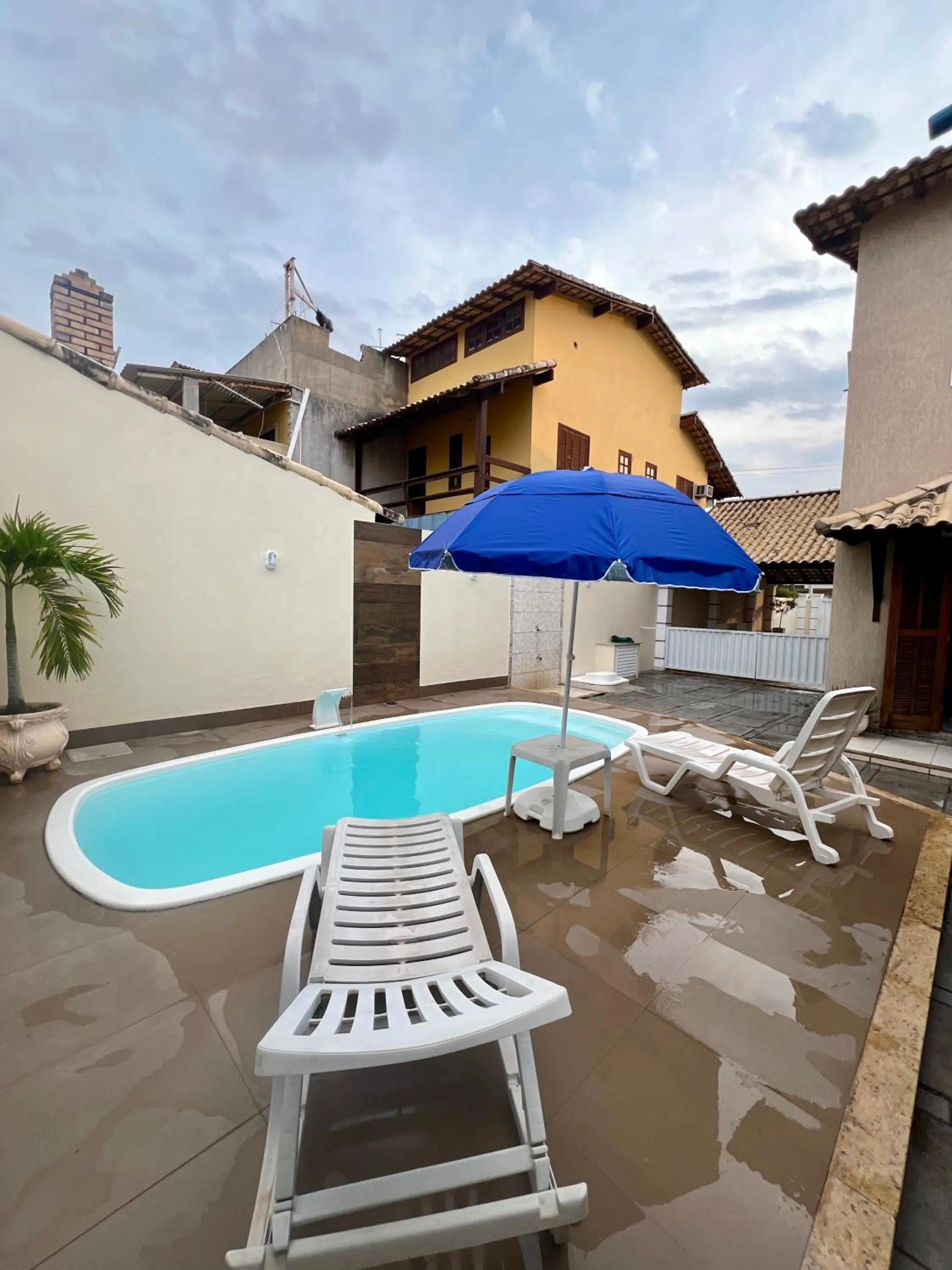 Casa com piscina, churrasqueira e ar condicionado em condomínio