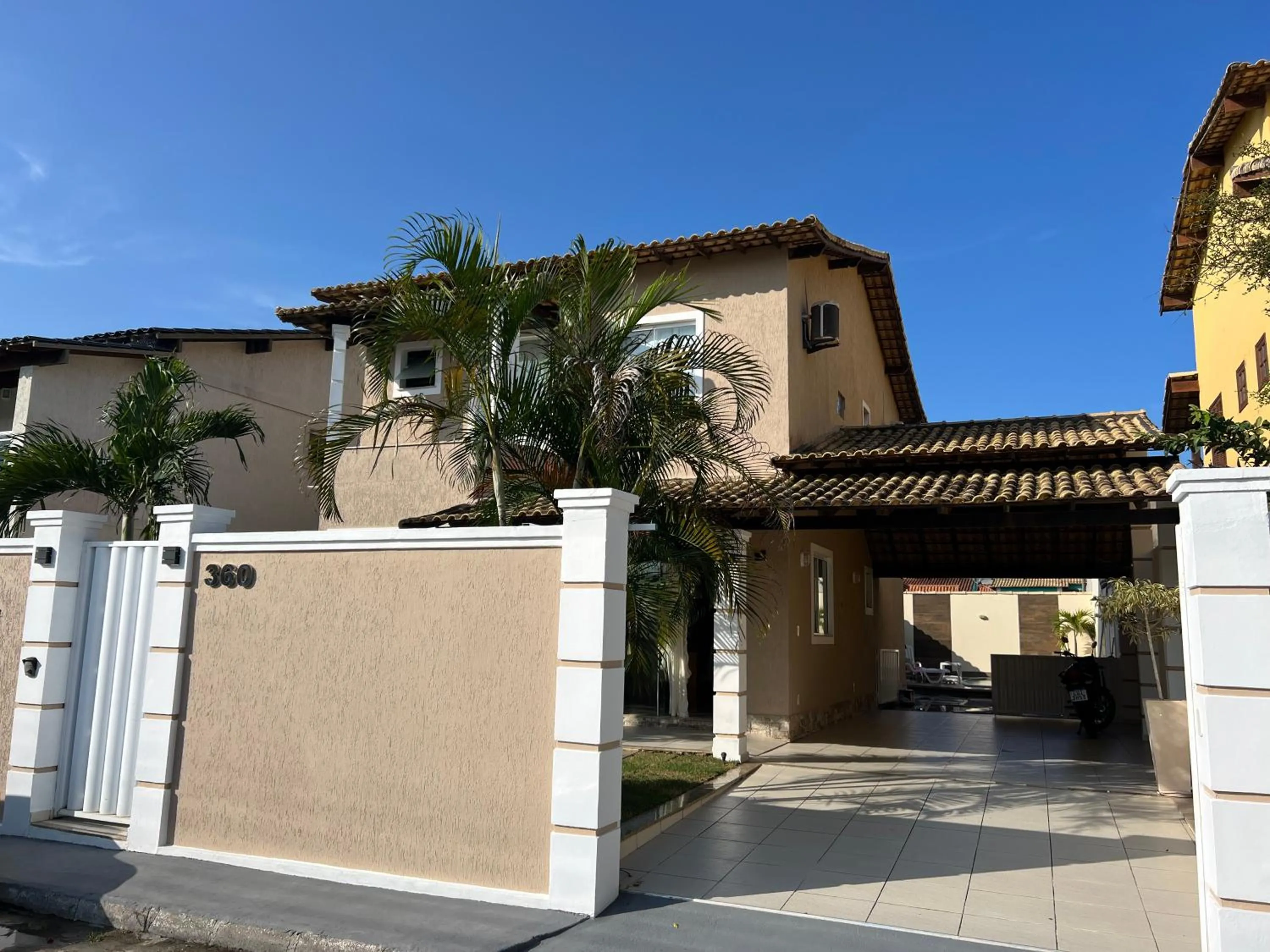 Casa com piscina, churrasqueira e ar condicionado em condomínio