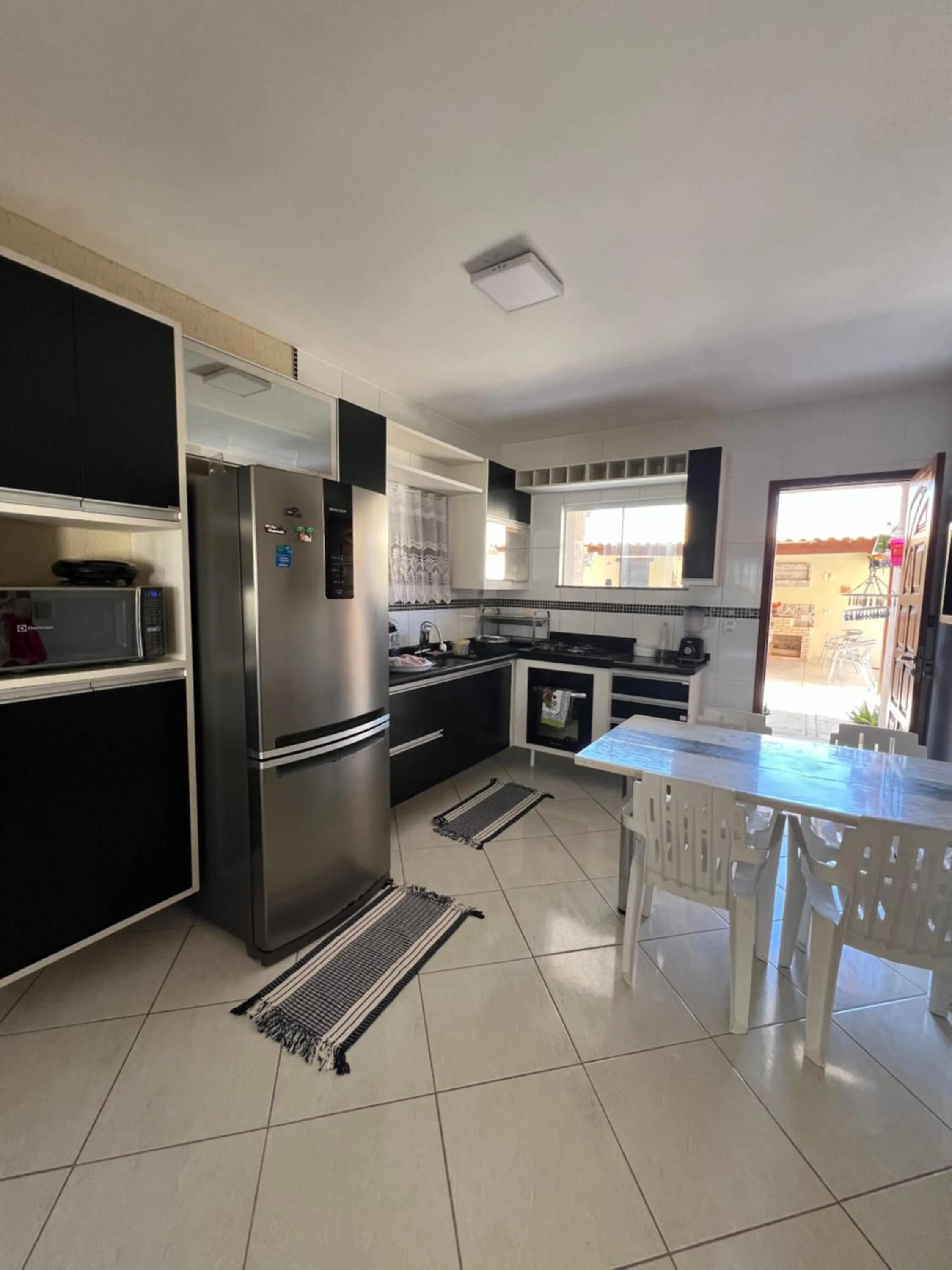 Casa com piscina, churrasqueira e ar condicionado em condomínio