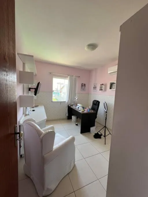 Casa com piscina, churrasqueira e ar condicionado em condomínio