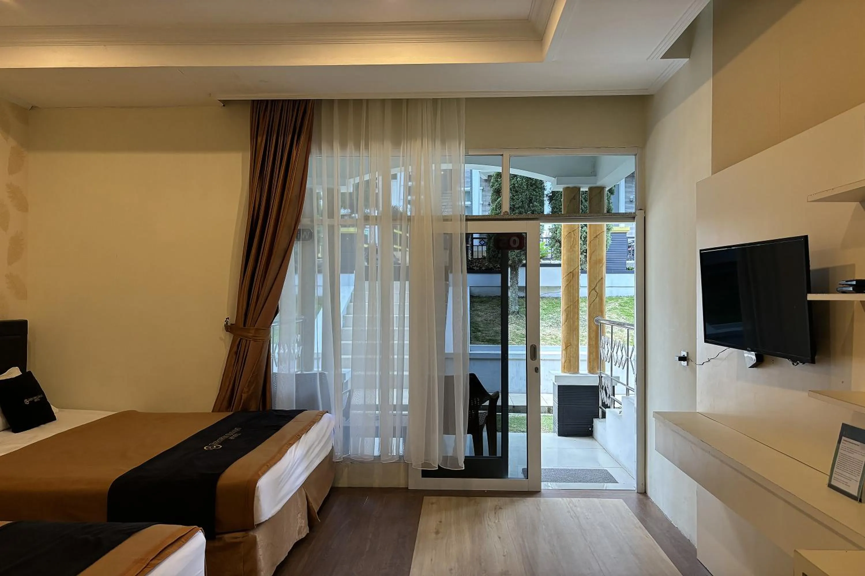 Photo of the whole room in Green Hero Darajat Hotel