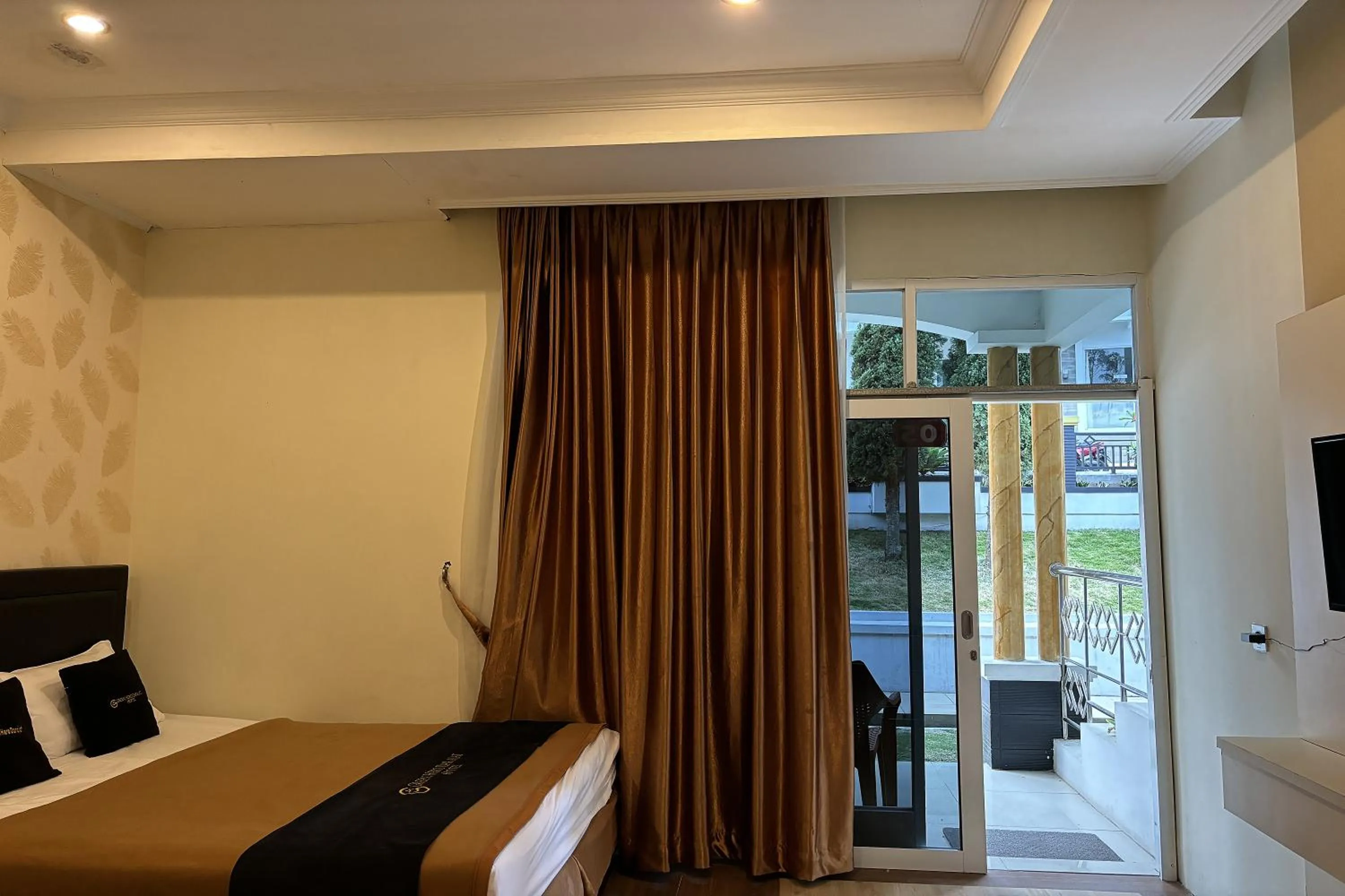 Photo of the whole room in Green Hero Darajat Hotel