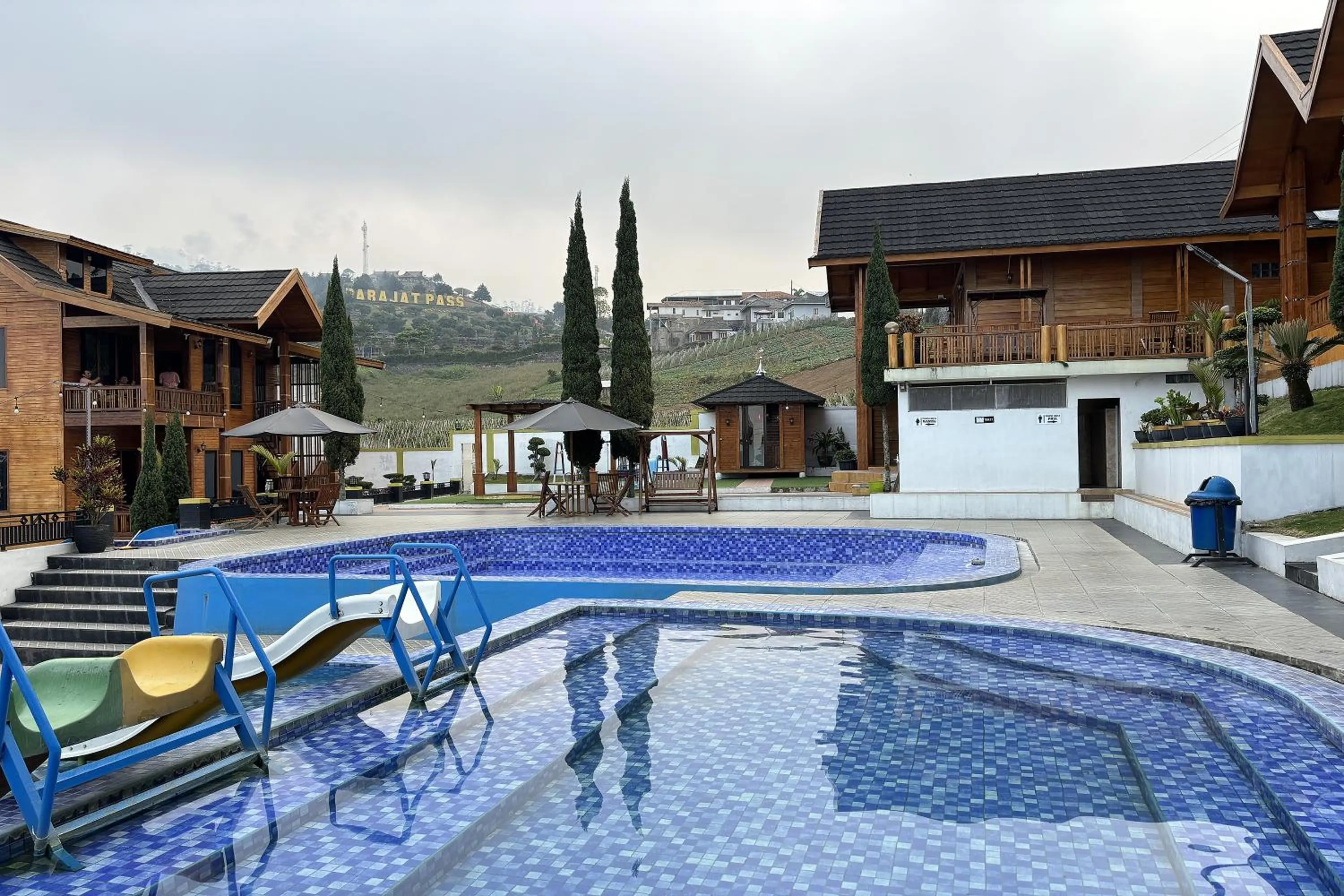 Swimming pool in Green Hero Darajat Hotel