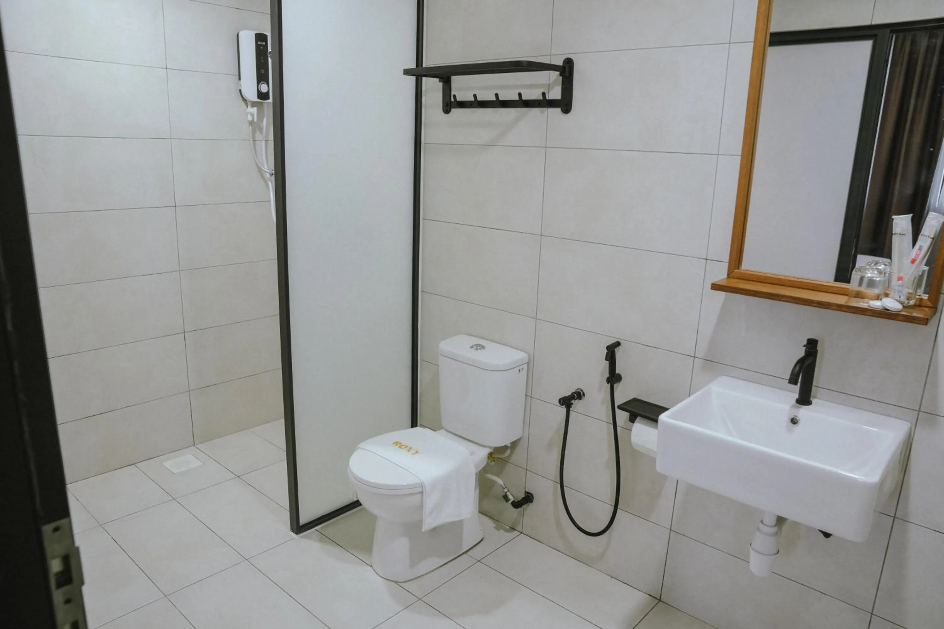 Shower in Roxy Hotel Siniawan