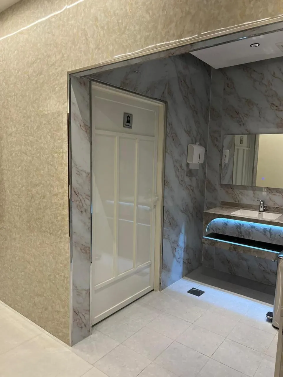 Bathroom, Bed in Binayat Hama Serviced Apartments