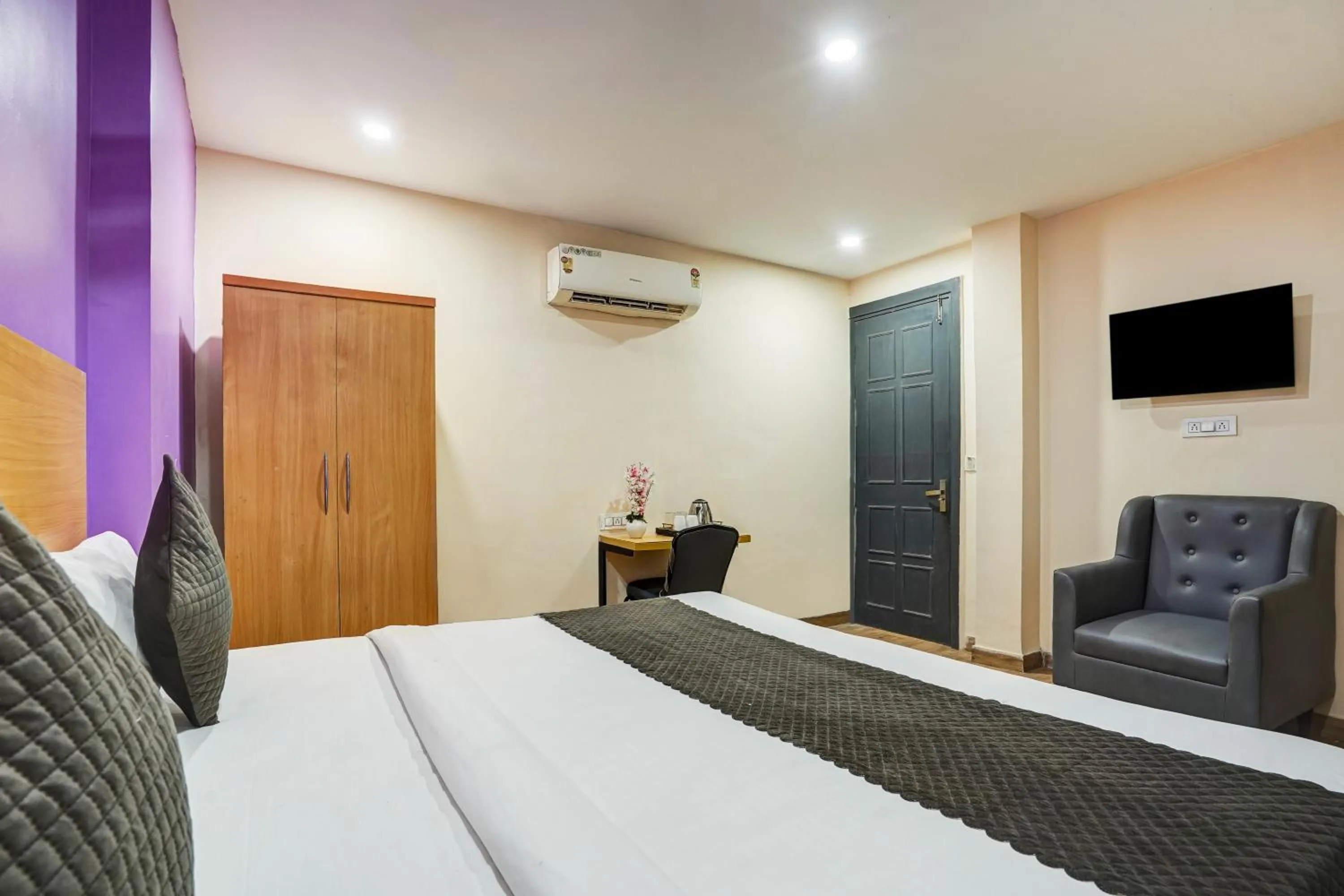 Bedroom, Bed in Hotel Twamev residency Uttam Nagar couple friendly