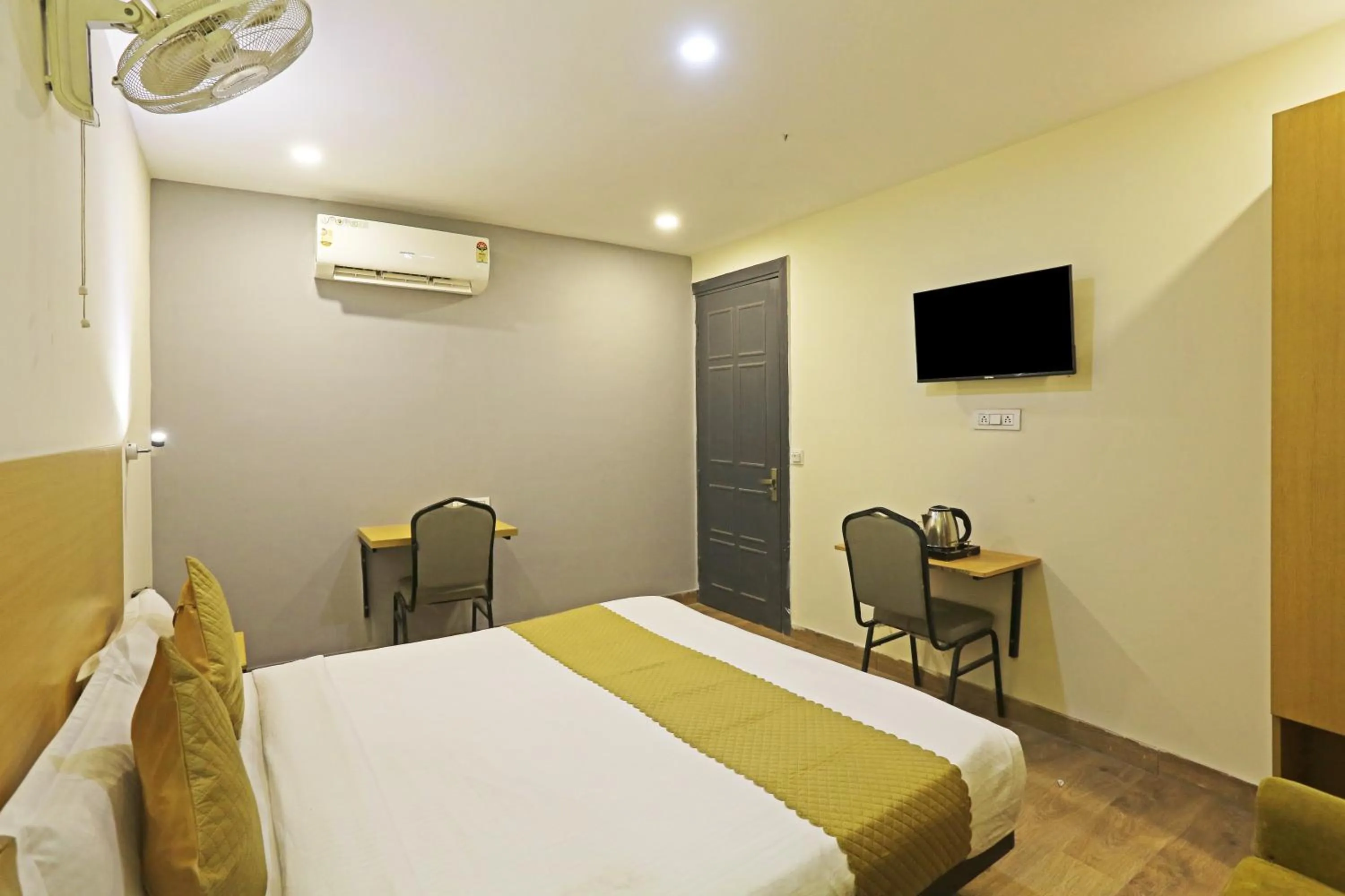 Communal lounge/ TV room, Bed in Hotel Twamev residency Uttam Nagar couple friendly