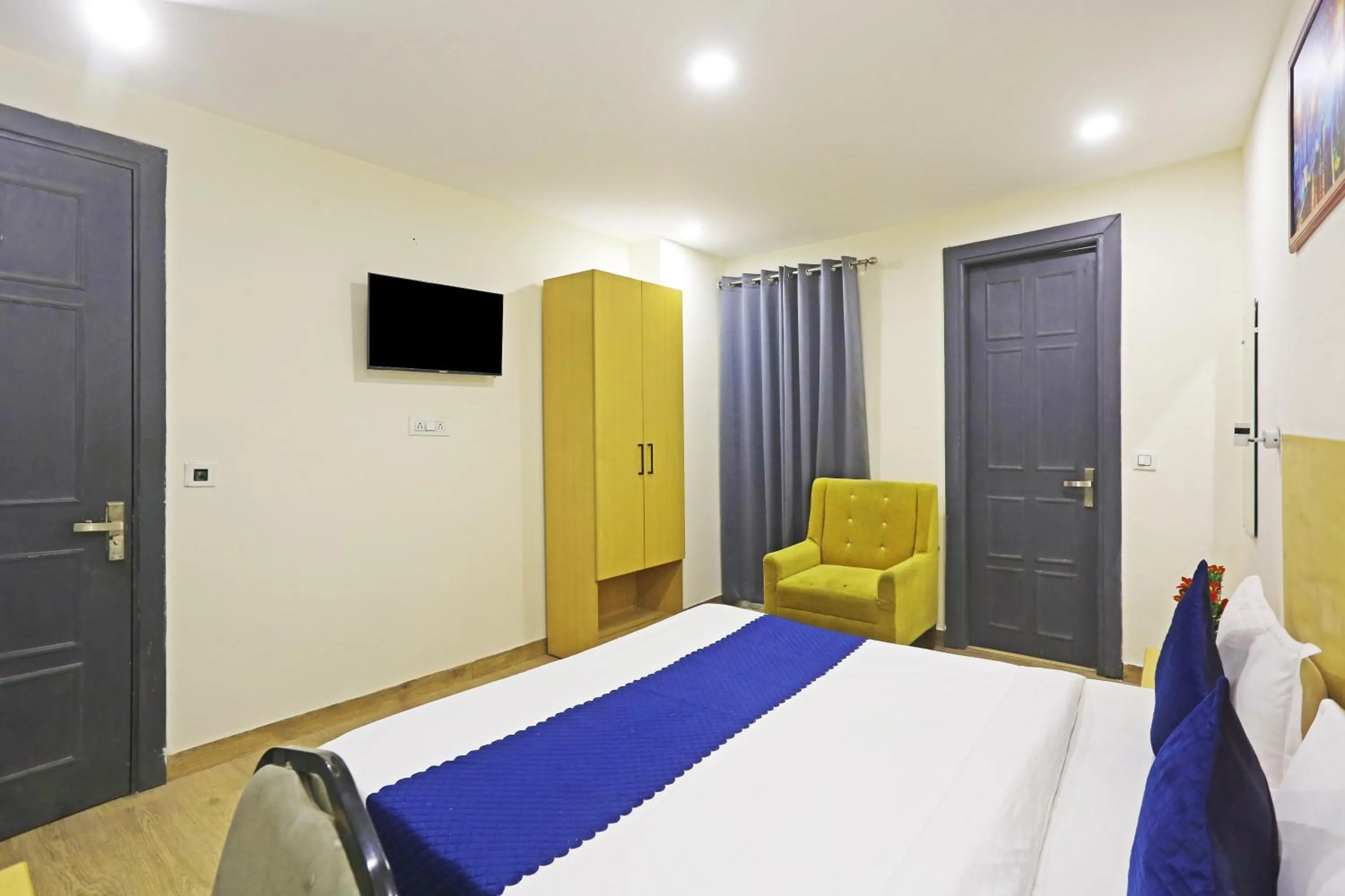 Communal lounge/ TV room, Bed in Hotel Twamev residency Uttam Nagar couple friendly