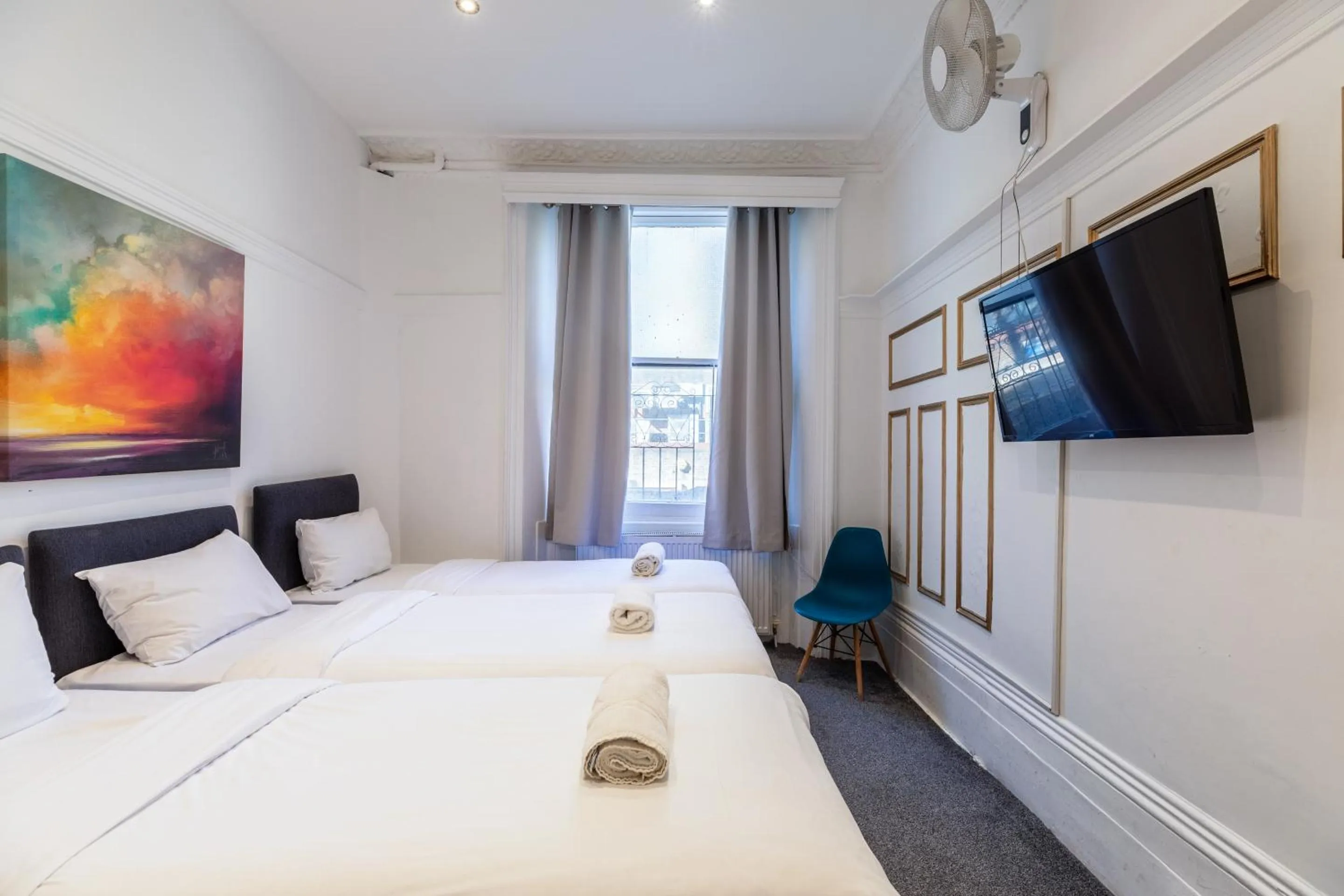 Bedroom, Bed in The Chapter - Hyde Park Hotel