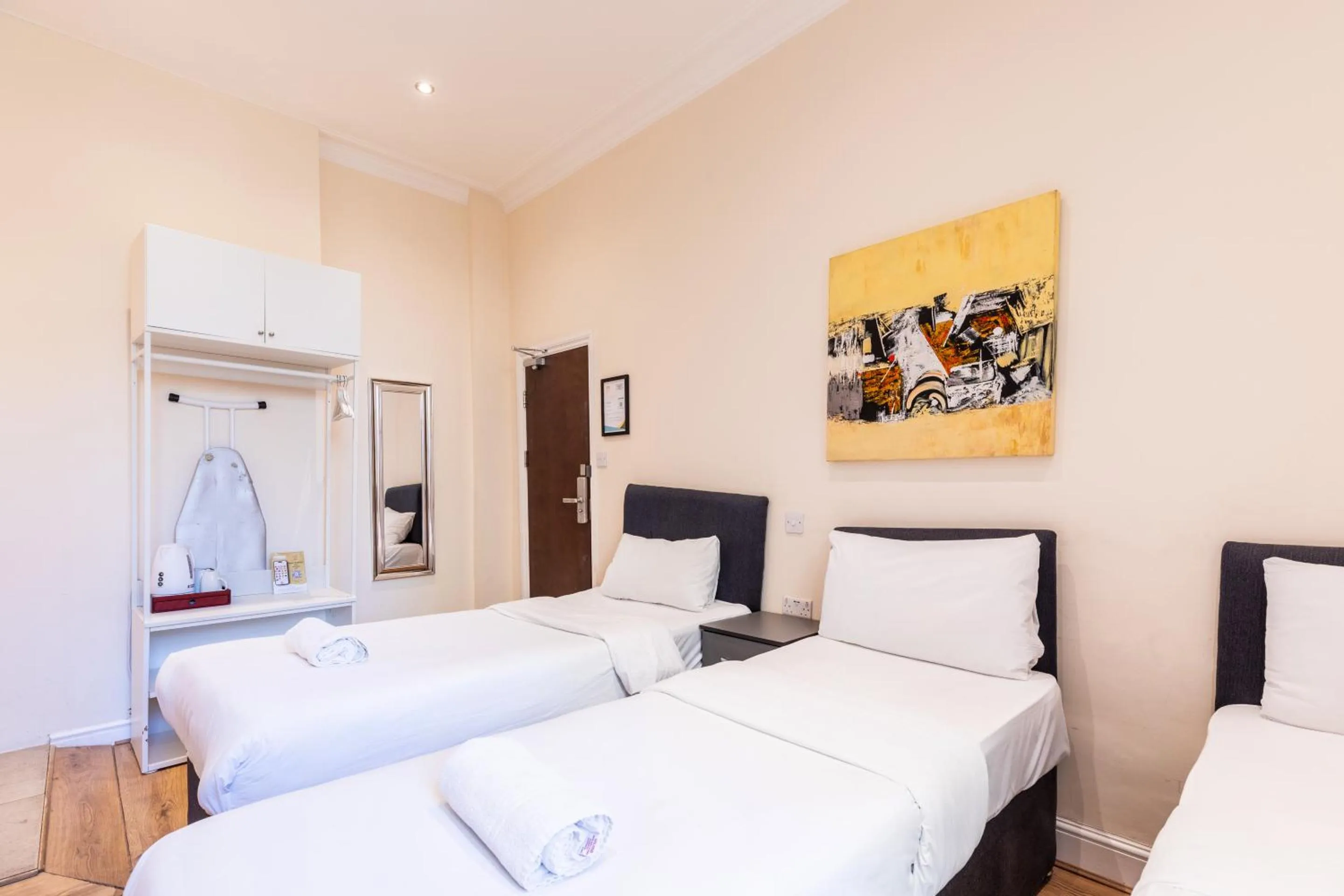 Bedroom, Bed in The Chapter - Hyde Park Hotel