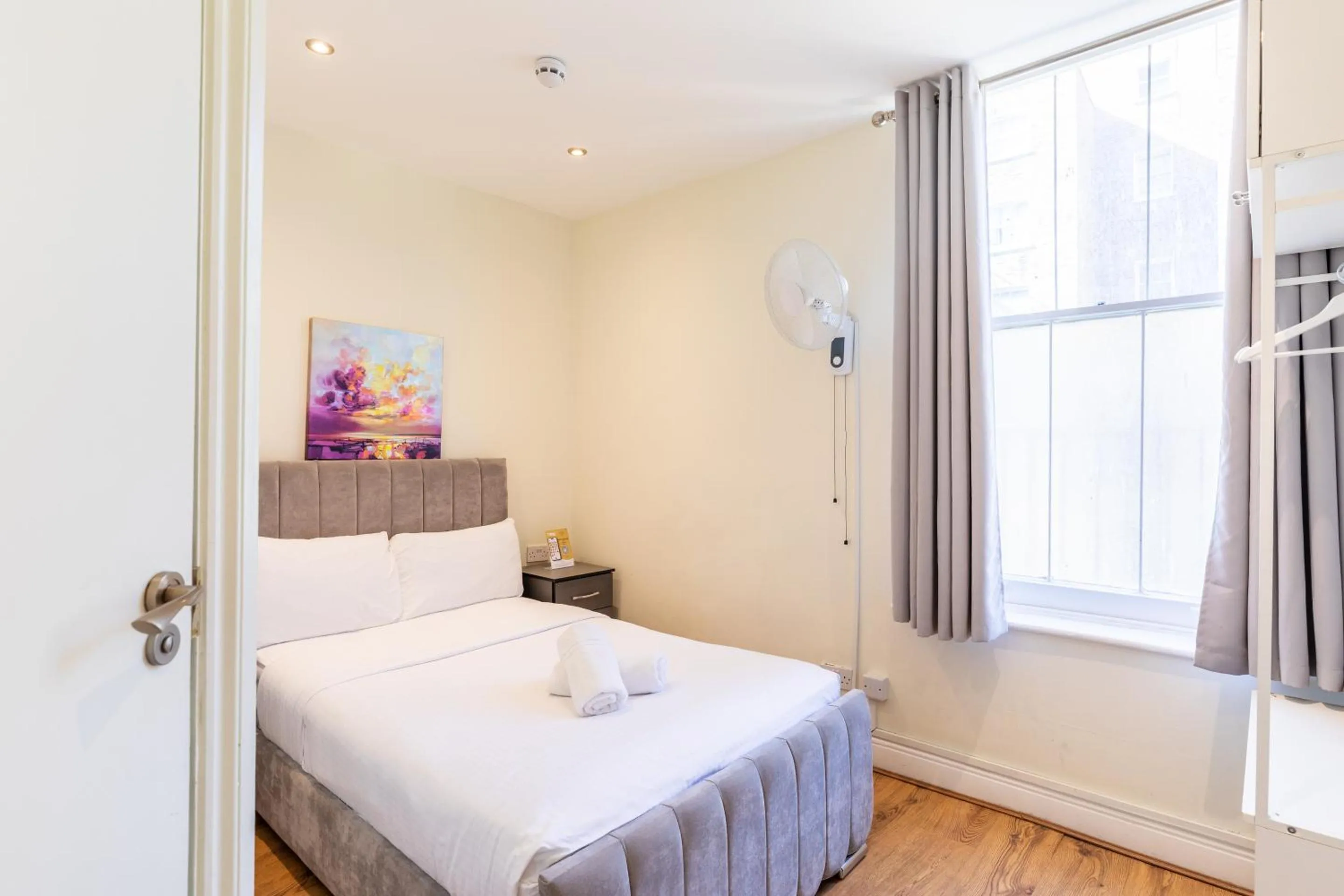 Bedroom, Bed in The Chapter - Hyde Park Hotel