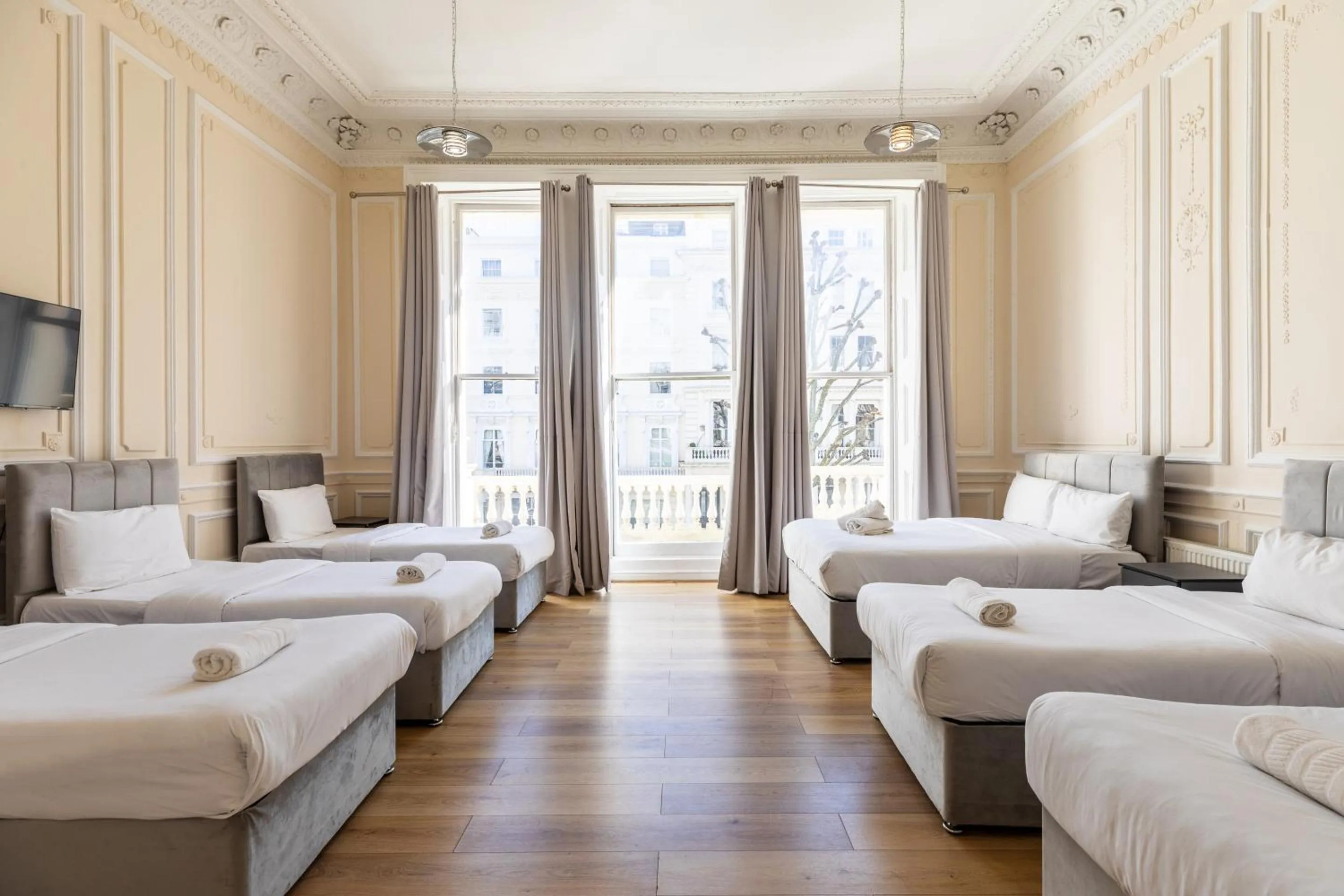 Bedroom, Bed in The Chapter - Hyde Park Hotel