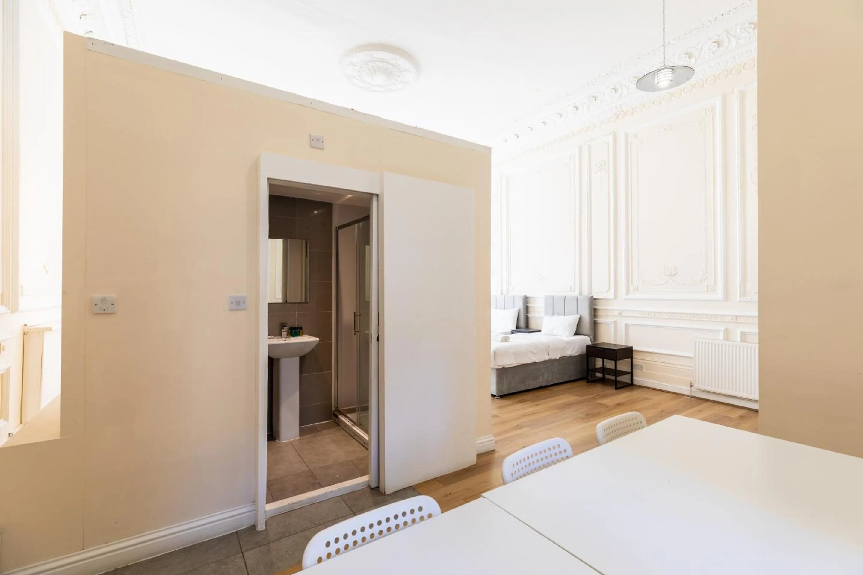 Bedroom, Bed in The Chapter - Hyde Park Hotel