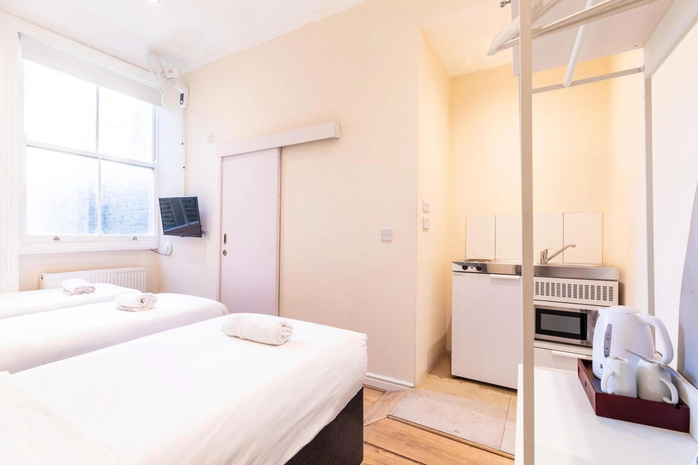 Bedroom, Bed in The Chapter - Hyde Park Hotel