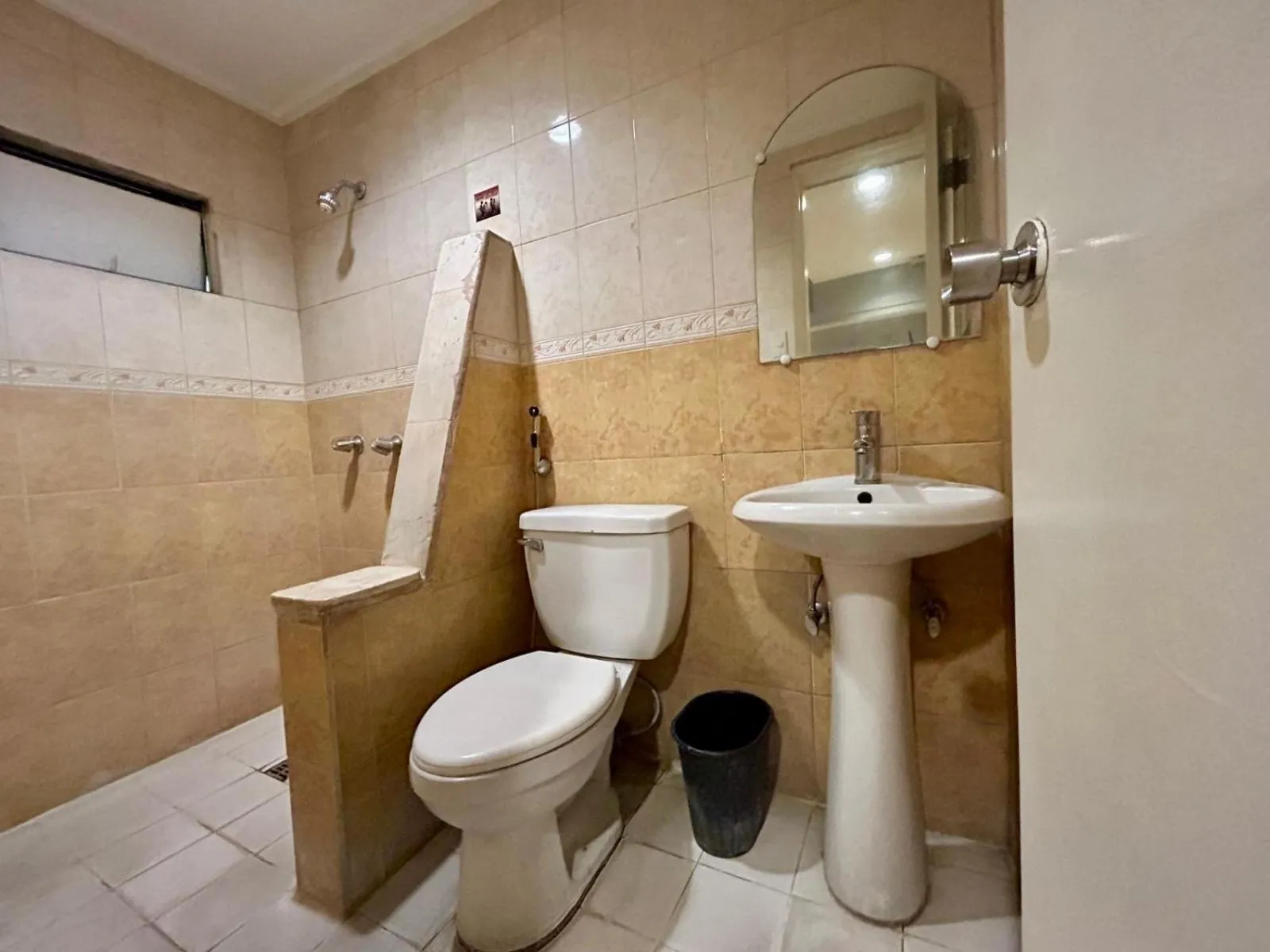 Shower in Town and Country Reposo