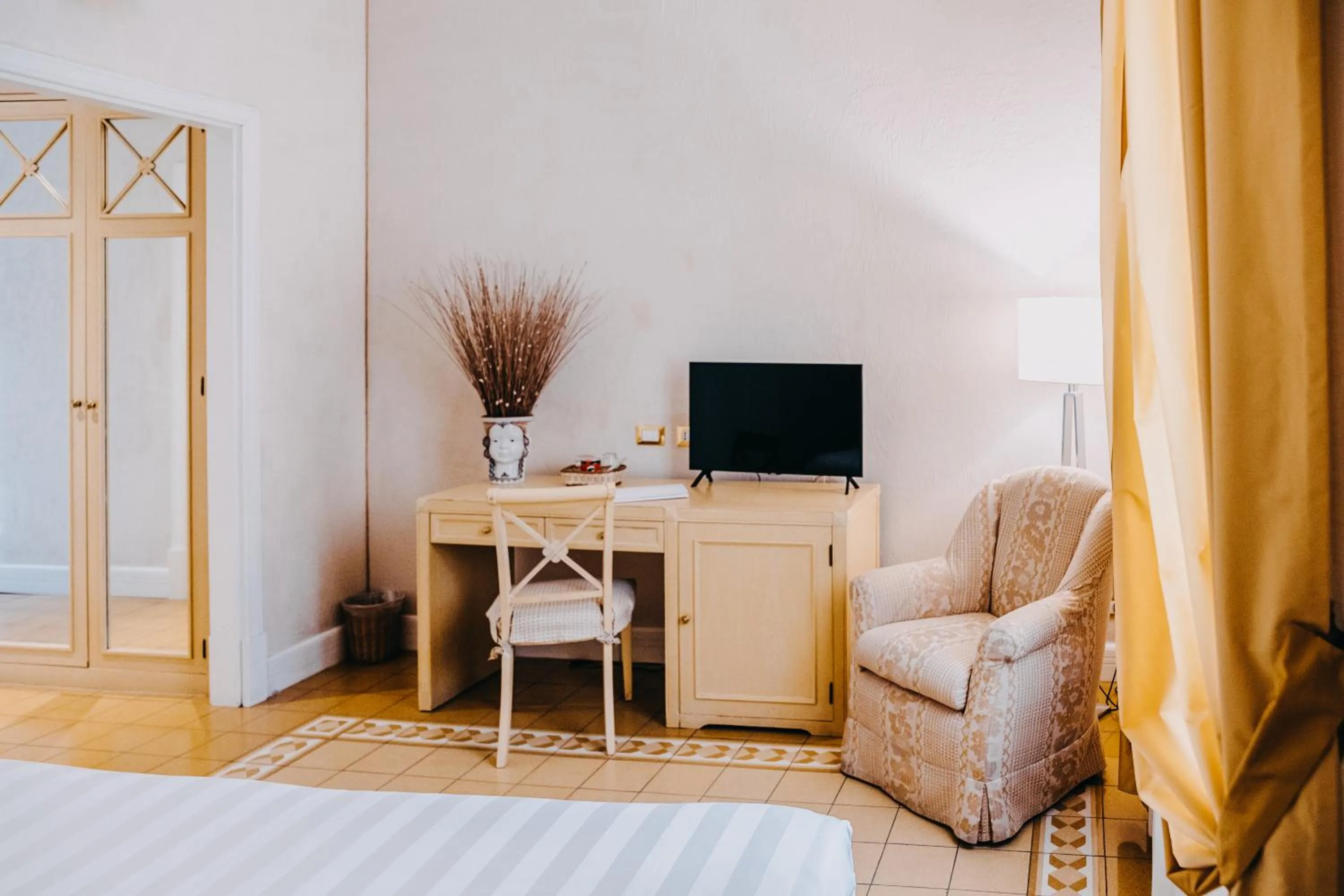 Decorative detail, Bed in Costantinopoli 104