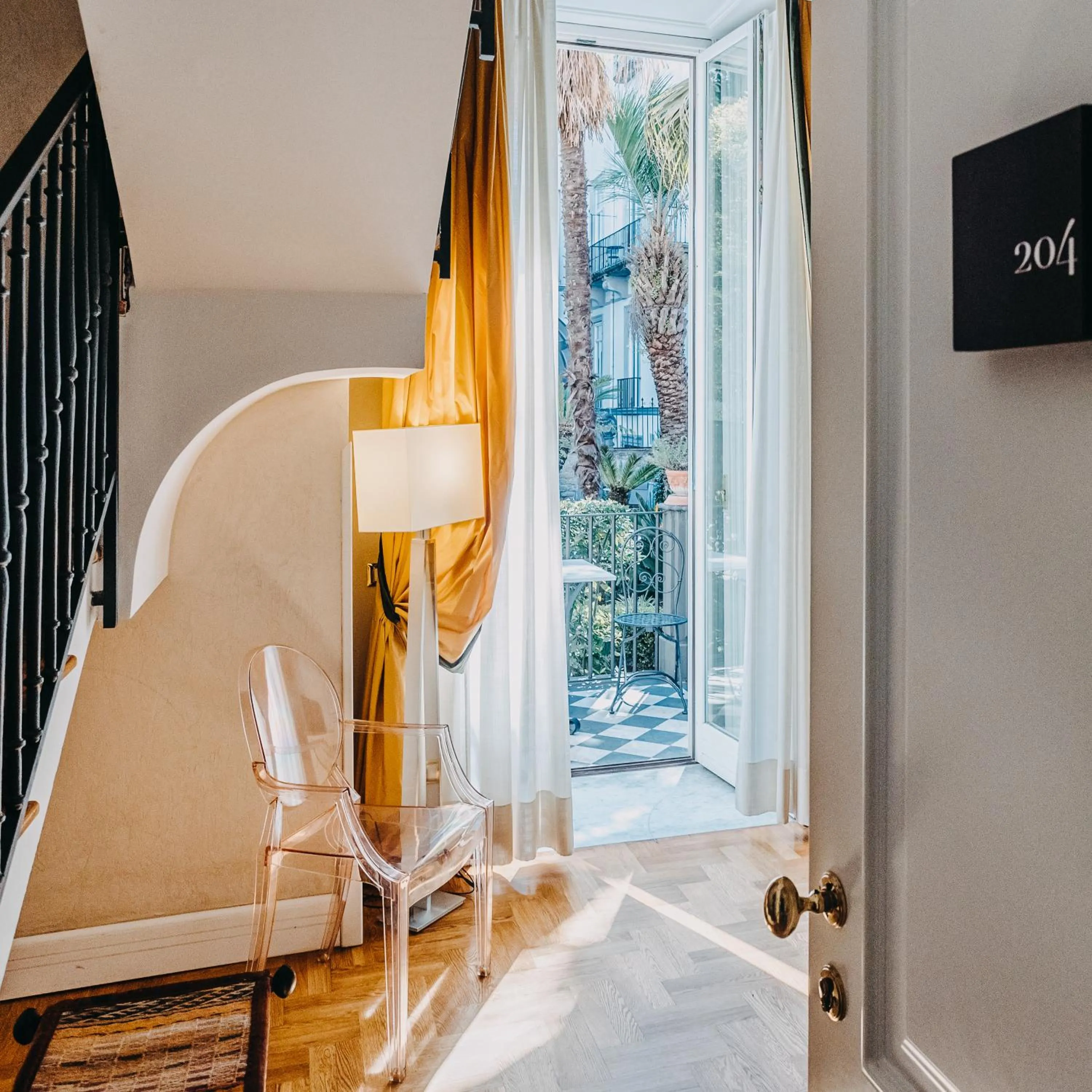 Decorative detail, Bed in Costantinopoli 104