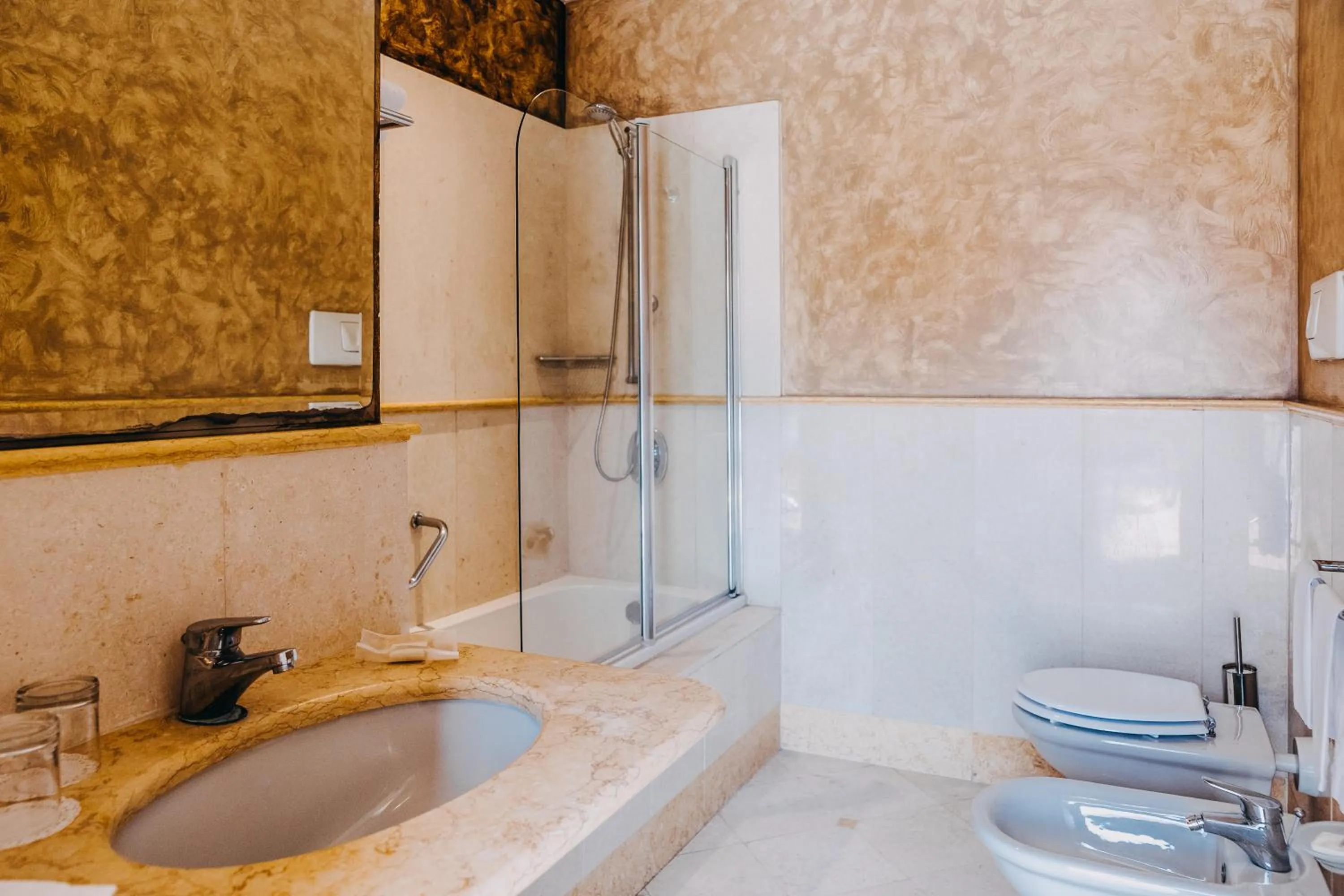 Bathroom in Costantinopoli 104