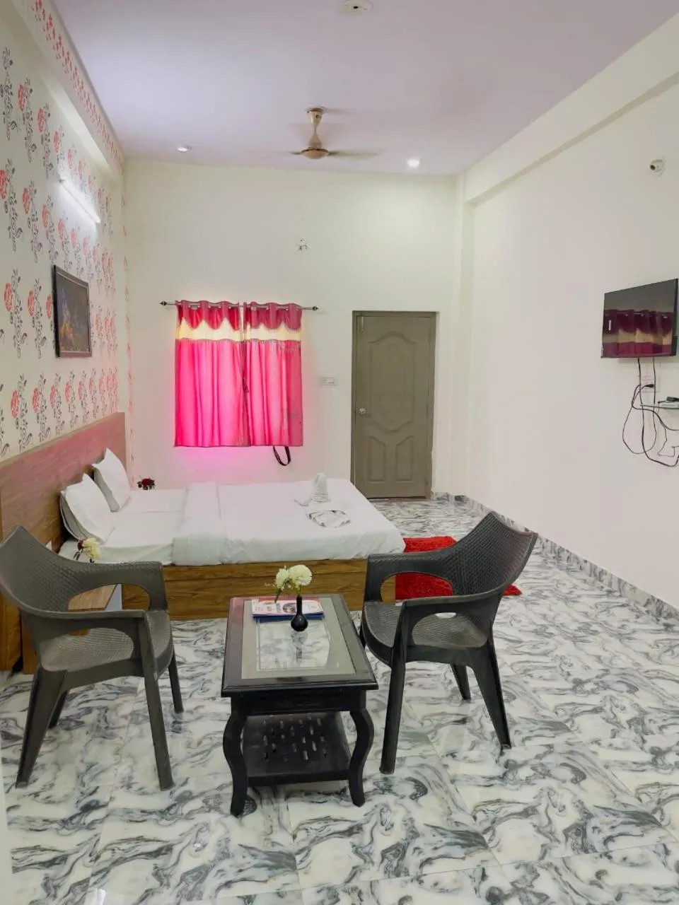 Bedroom in Rajwadi Palace