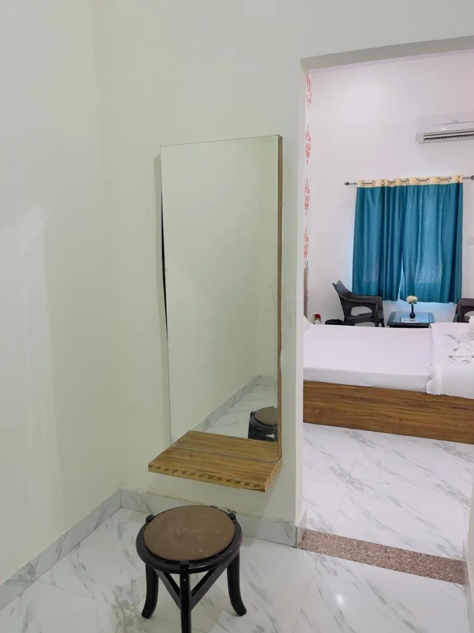 Bedroom in Rajwadi Palace