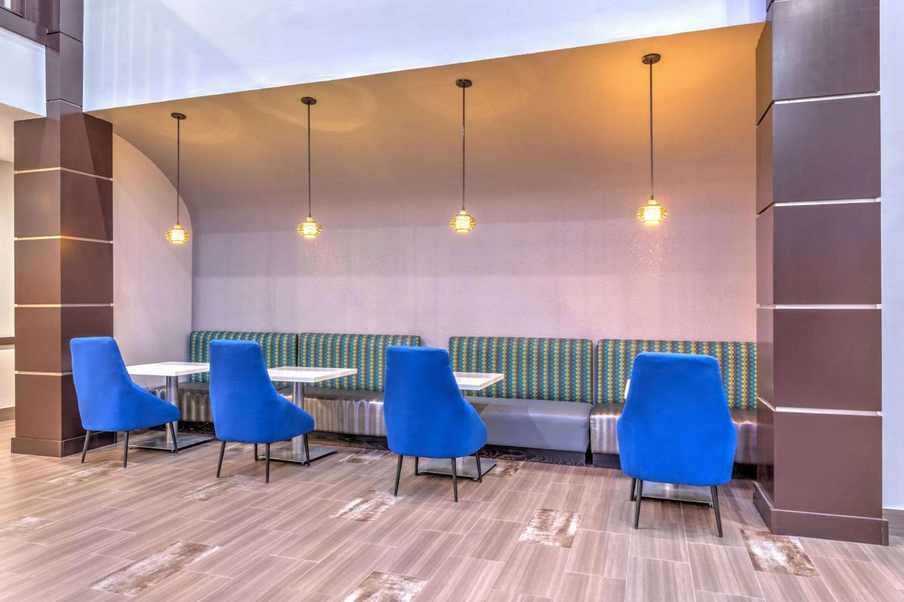 Lobby or reception in La Quinta by Wyndham Tyler - University Area