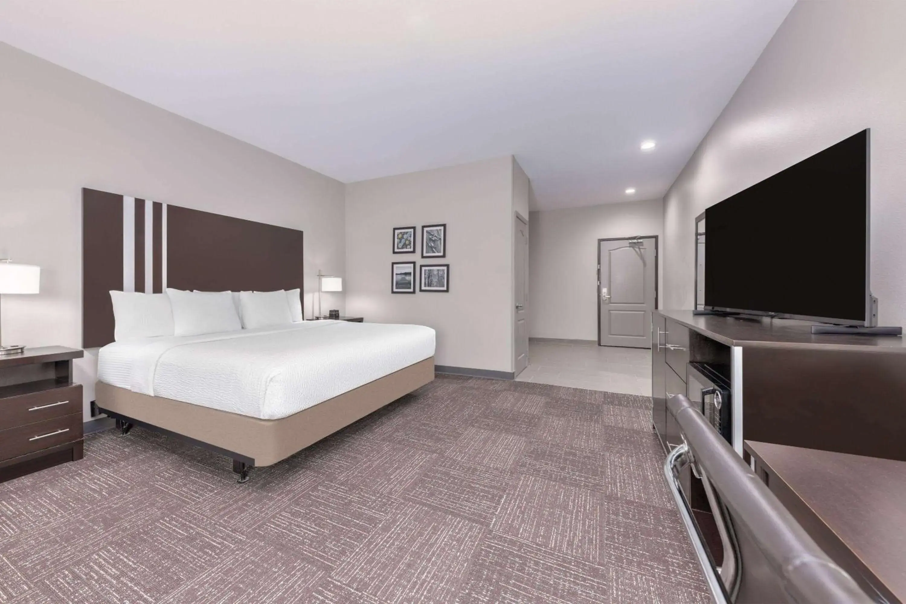 King Room with Bath Tub - Mobility/Hearing Accessible - Non-Smoking in La Quinta by Wyndham Tyler - University Area King Room with Bath Tub - Mobility/Hearing Accessible - Non-Smoking in La Quinta by Wyndham Tyler - University Area