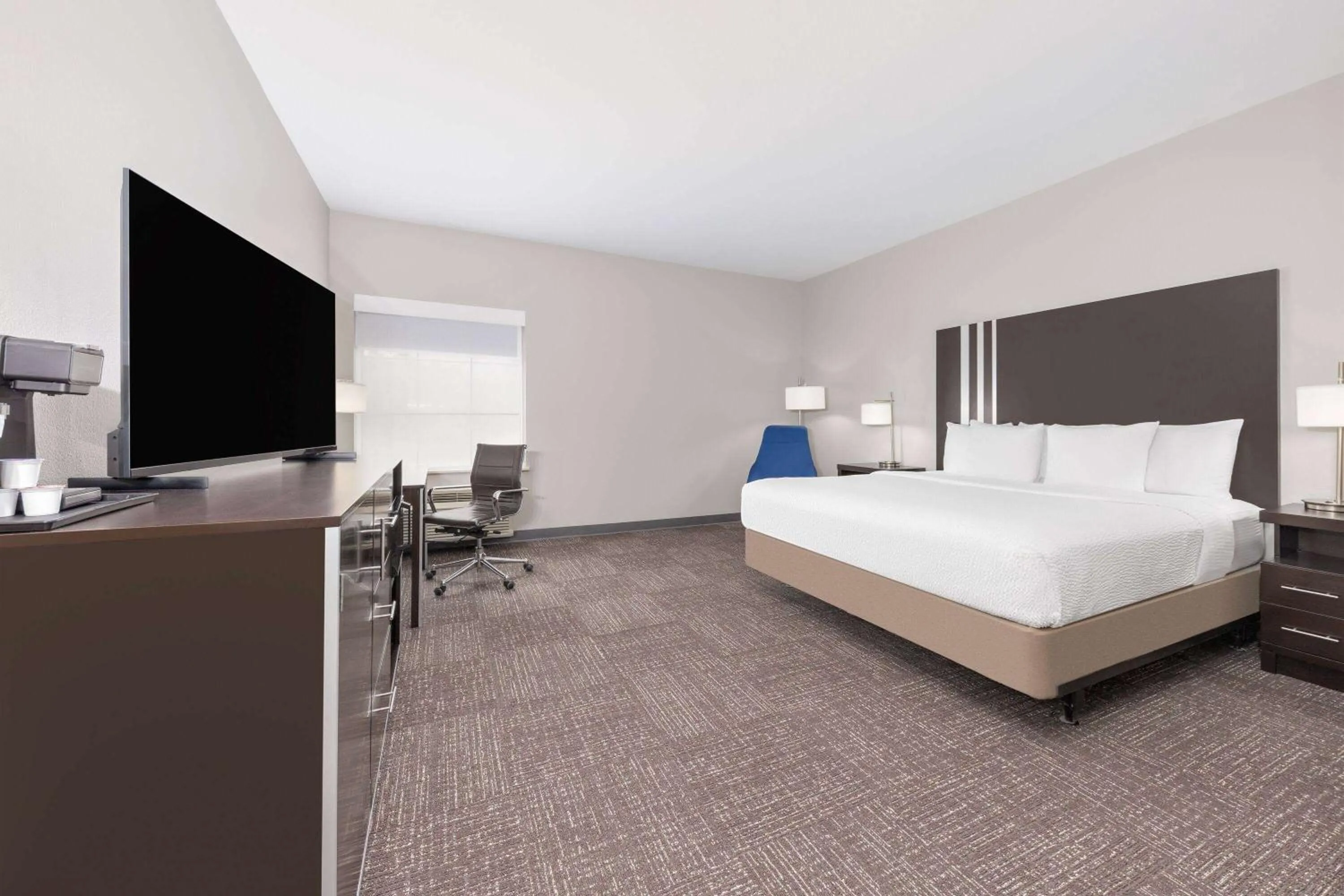 Photo of the whole room, Bed in La Quinta by Wyndham Tyler - University Area