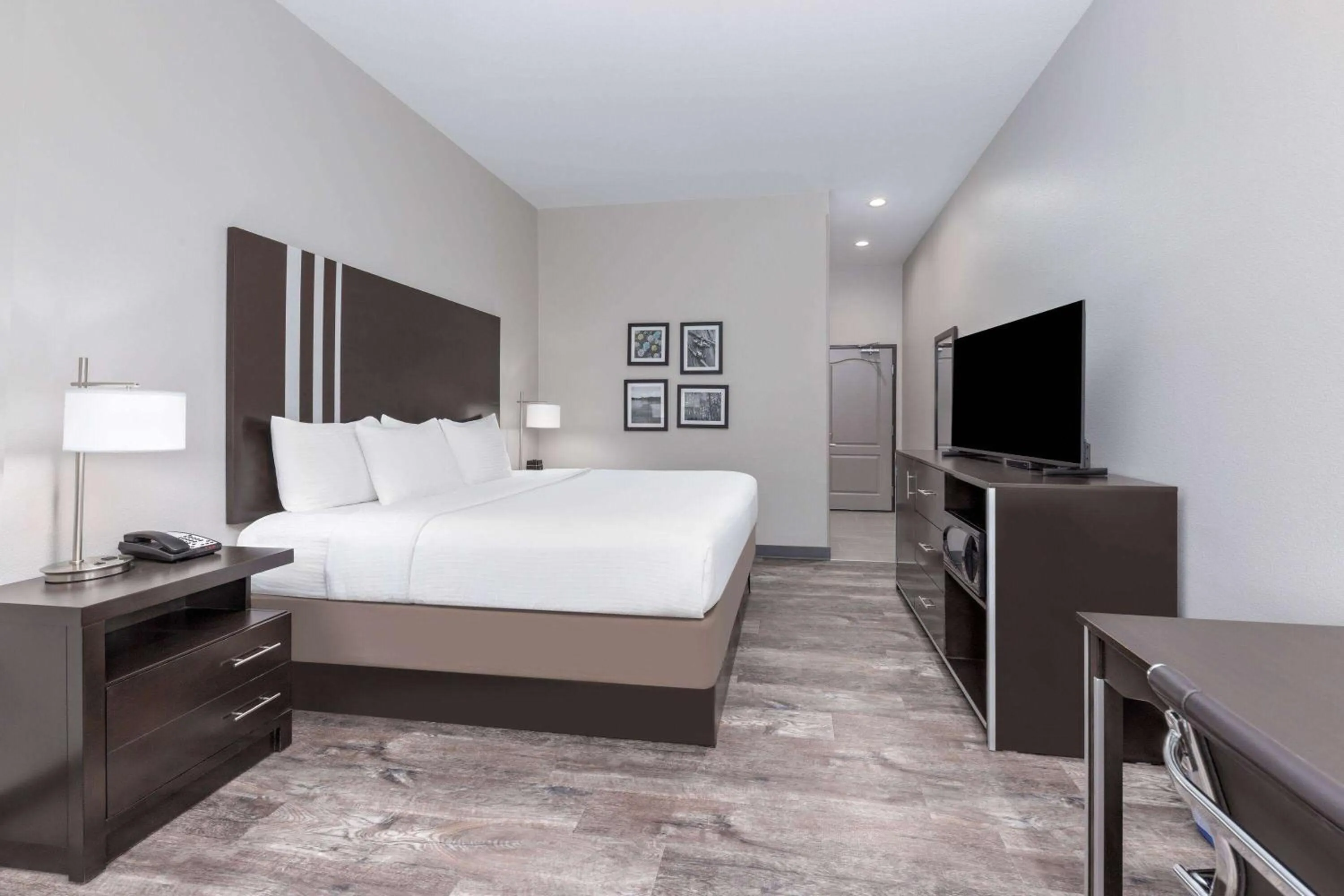 Photo of the whole room, Bed in La Quinta by Wyndham Tyler - University Area