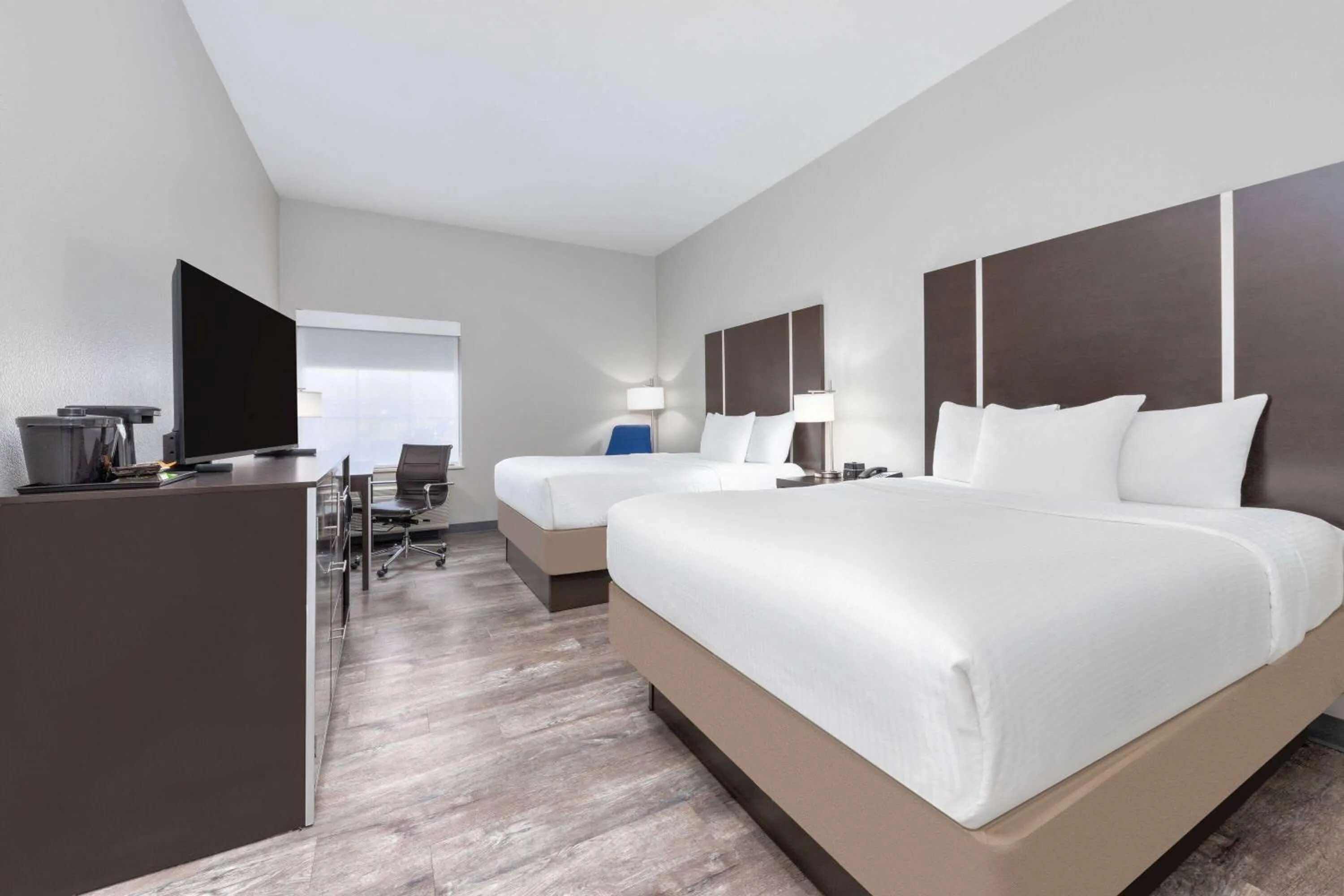 Photo of the whole room, Bed in La Quinta by Wyndham Tyler - University Area