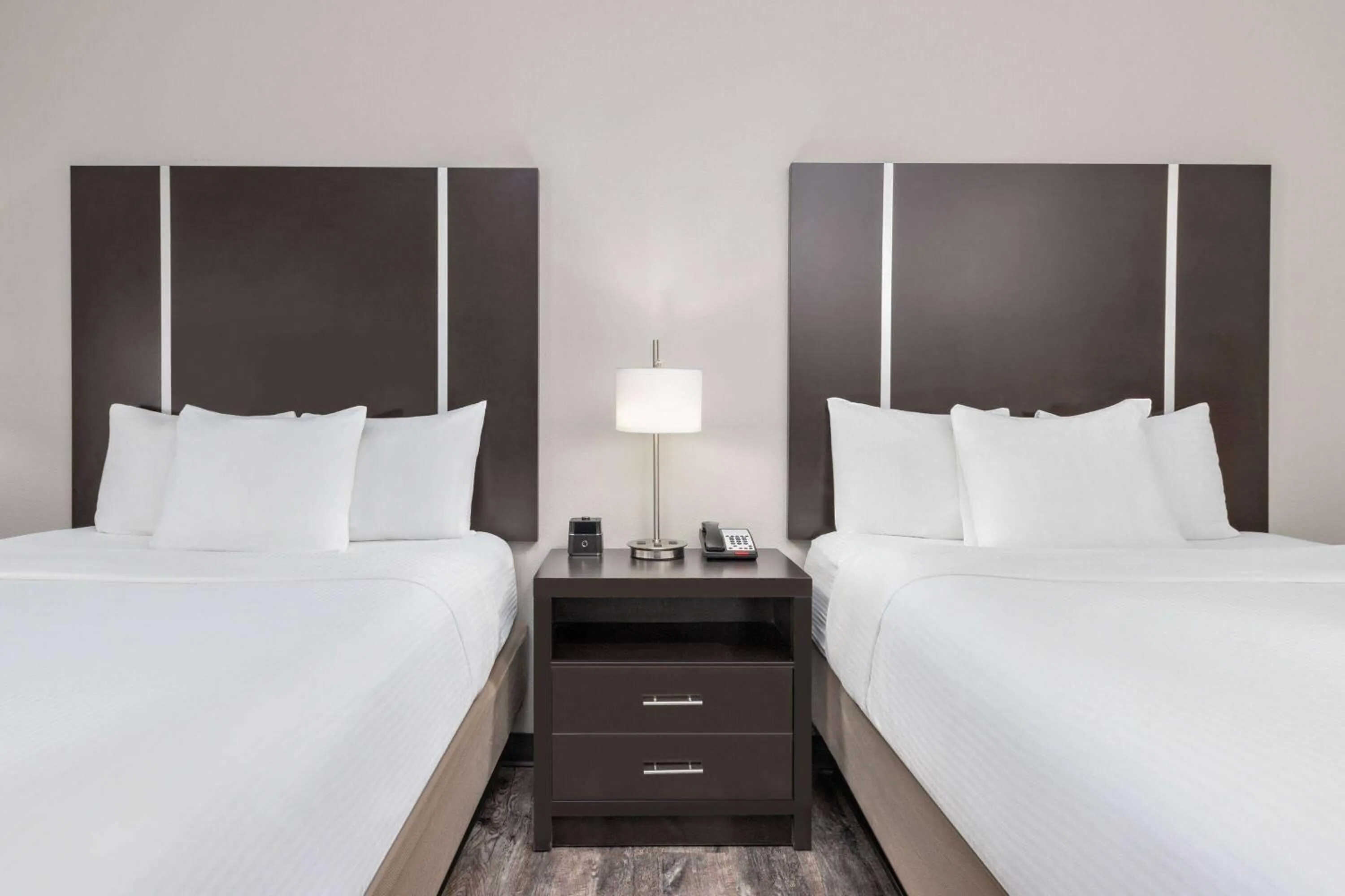 Photo of the whole room, Bed in La Quinta by Wyndham Tyler - University Area