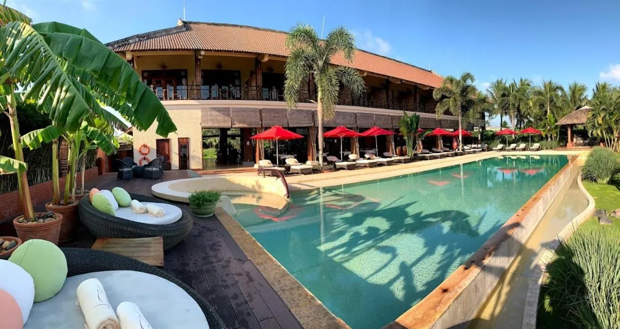 Property building in The Island Lodge