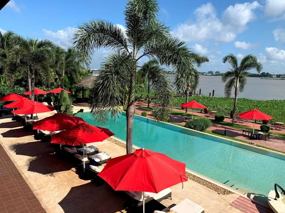 Property building in The Island Lodge