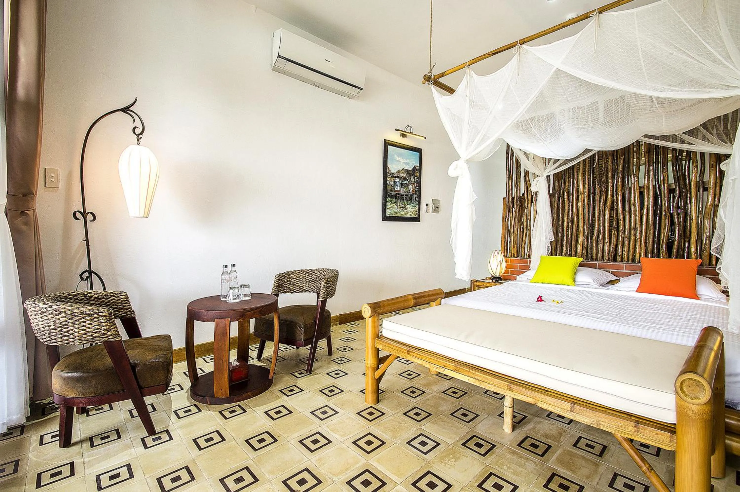 Photo of the whole room, Bed in The Island Lodge