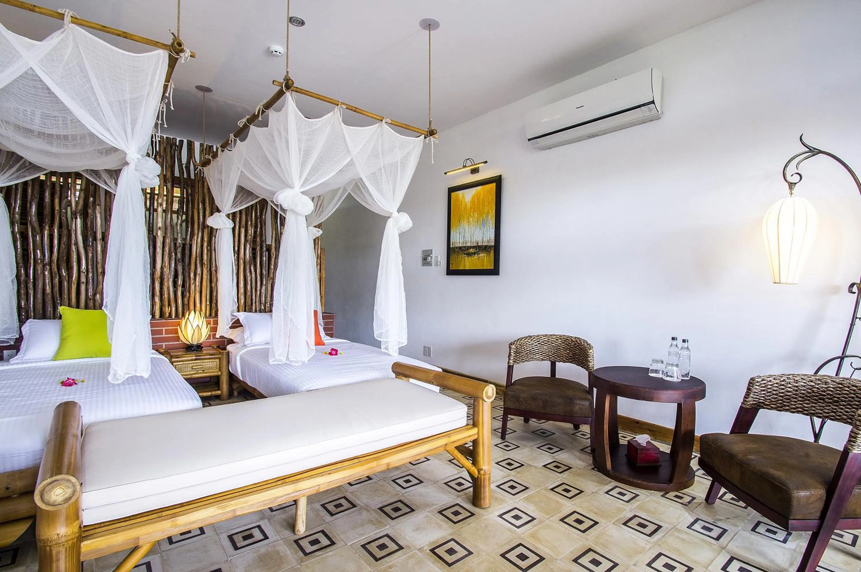 Photo of the whole room, Bed in The Island Lodge