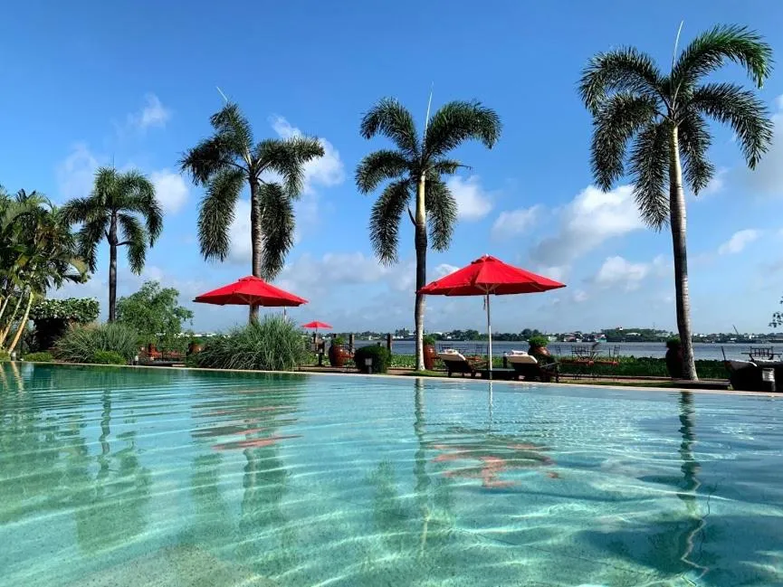 Property building in The Island Lodge
