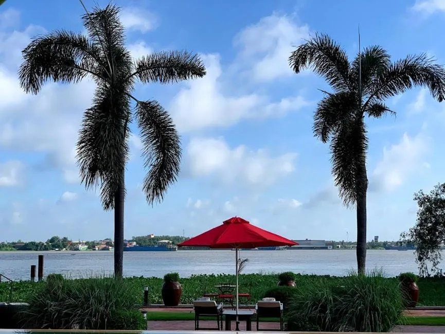 Property building in The Island Lodge