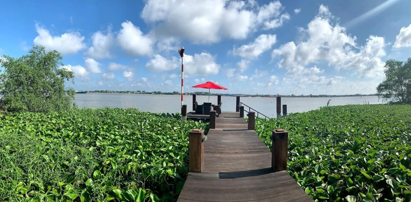 Swimming pool in The Island Lodge