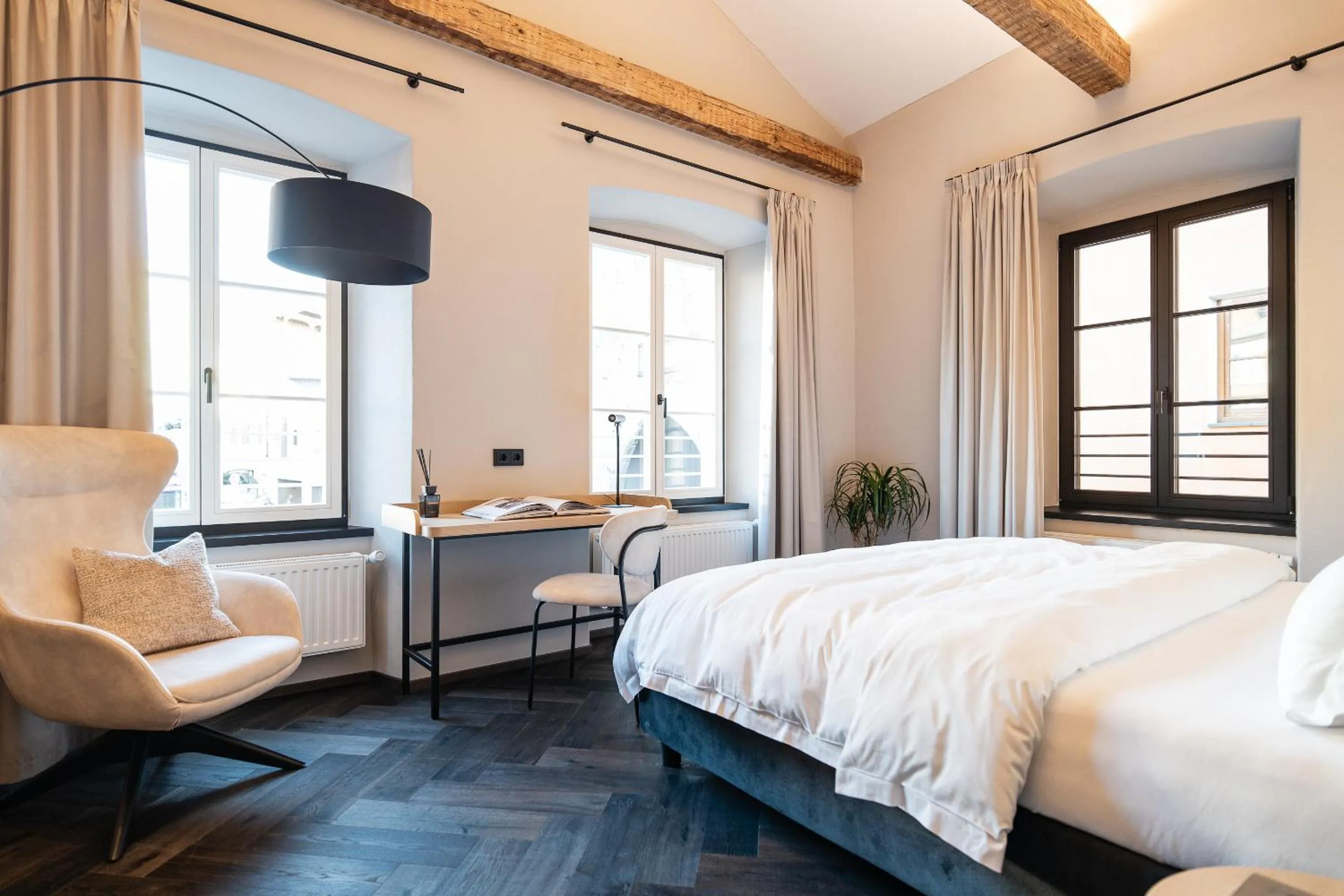 Bed in Schwarzer Adler - Concept Living