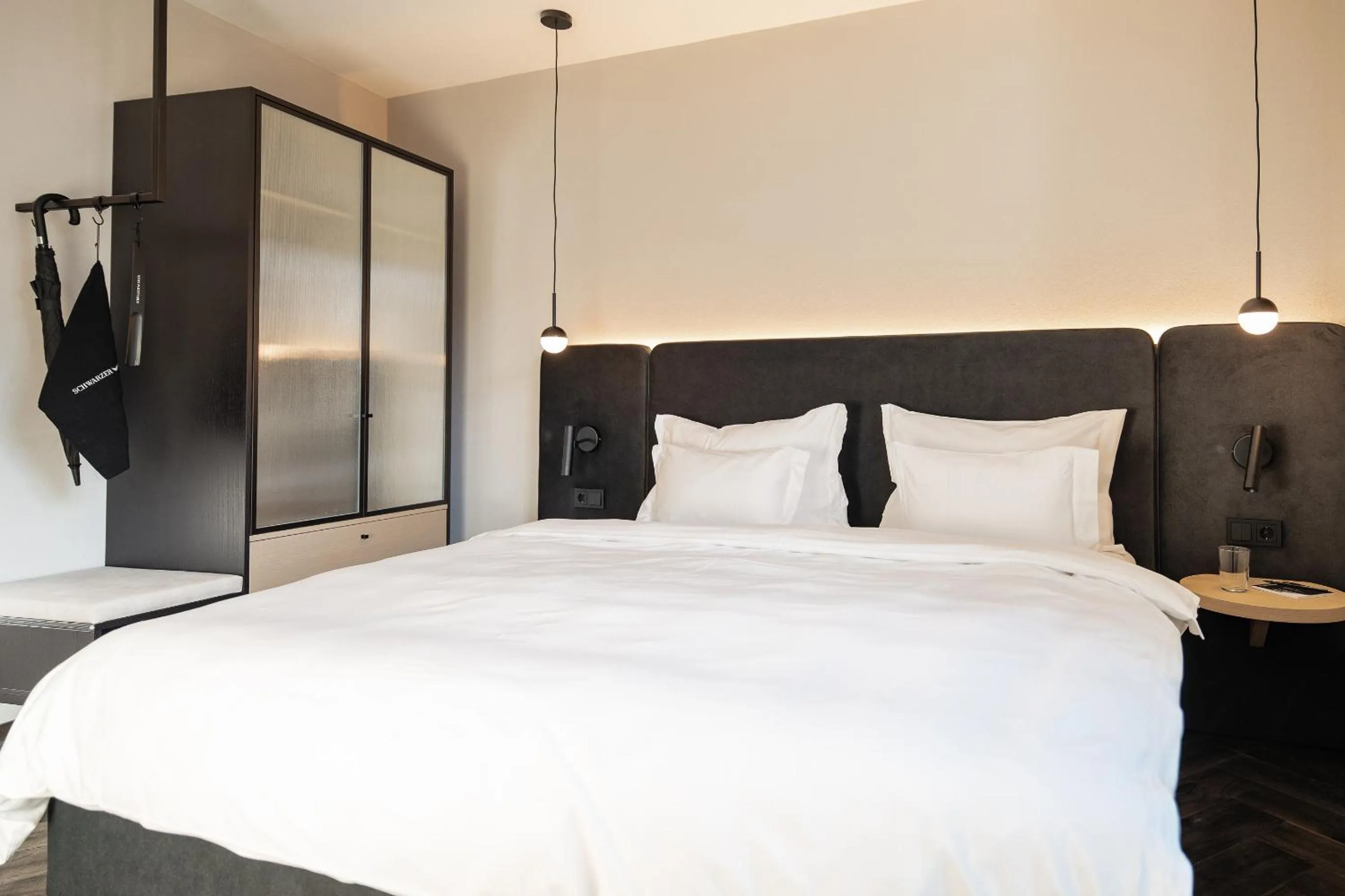 Bed in Schwarzer Adler - Concept Living