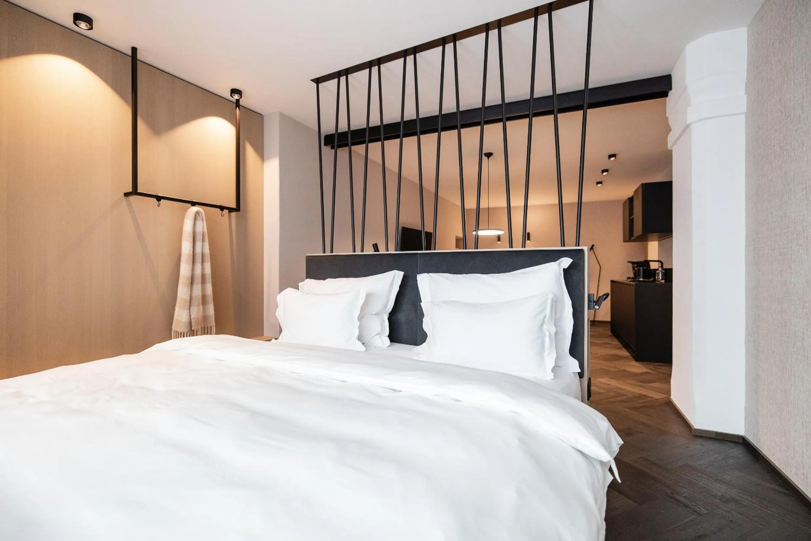 Bed in Schwarzer Adler - Concept Living