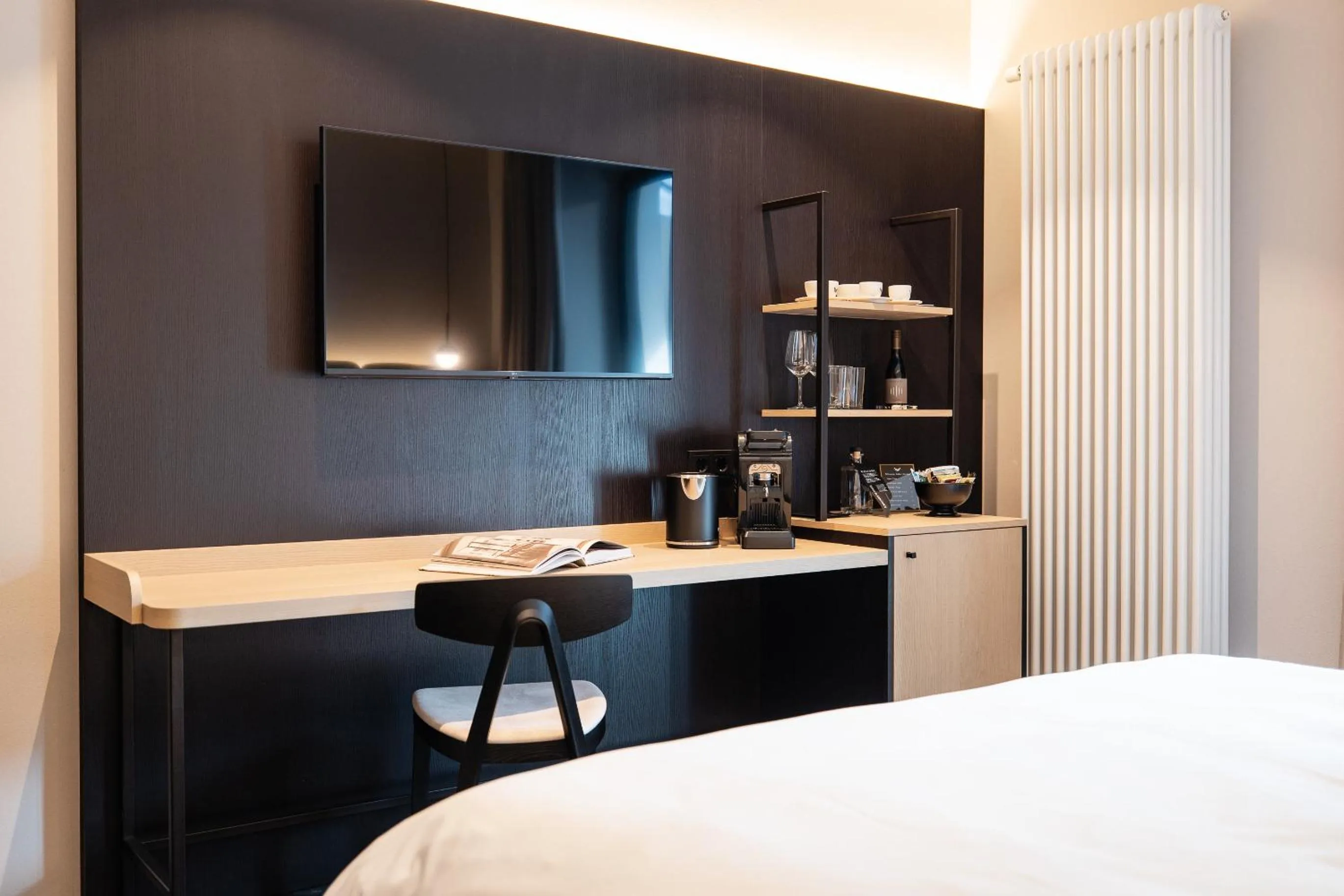 TV and multimedia, Bed in Schwarzer Adler - Concept Living