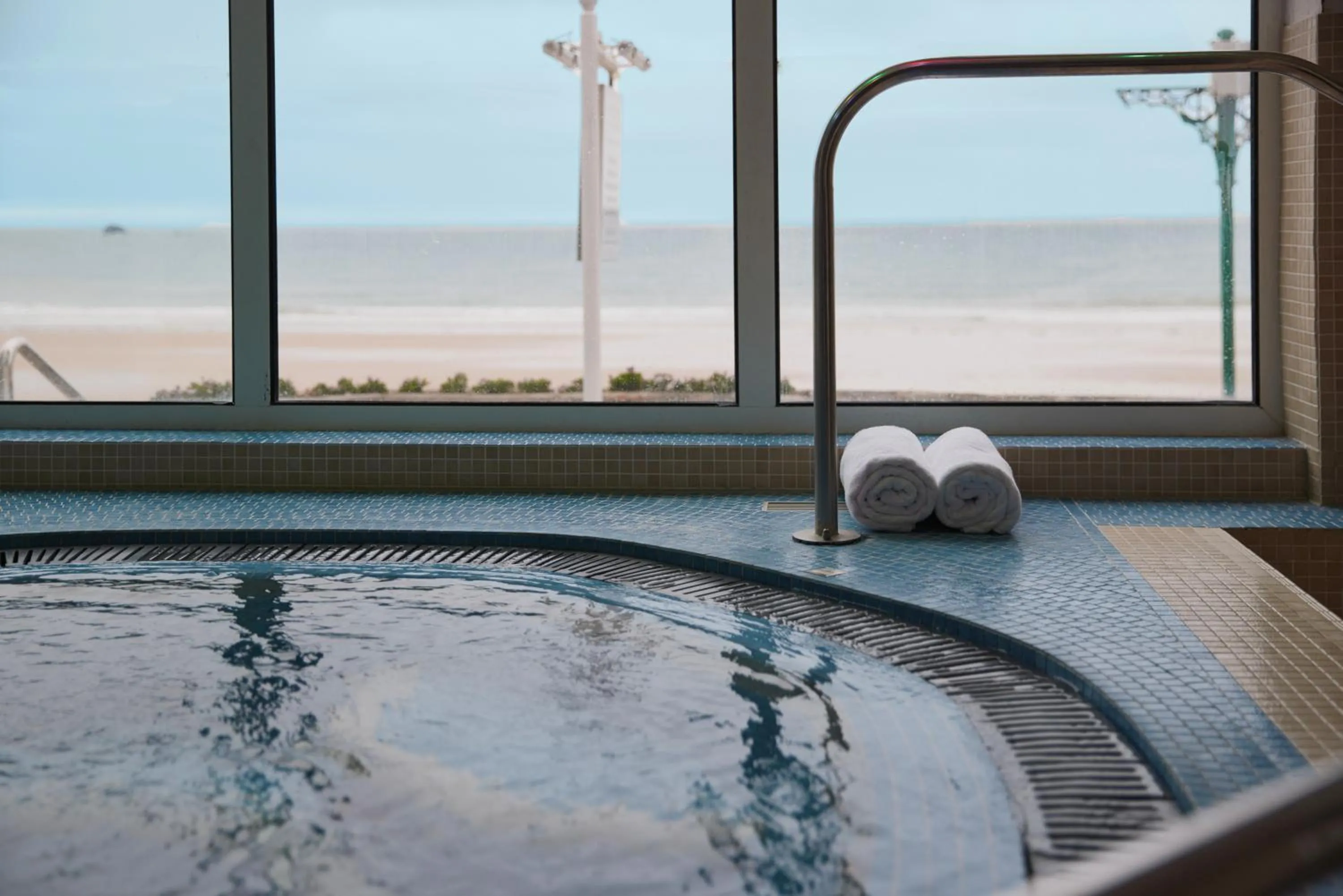Hot Tub in L’Horizon Beach Hotel & Spa