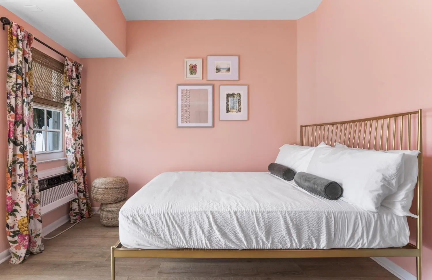 Bed in Island Cottage Inn