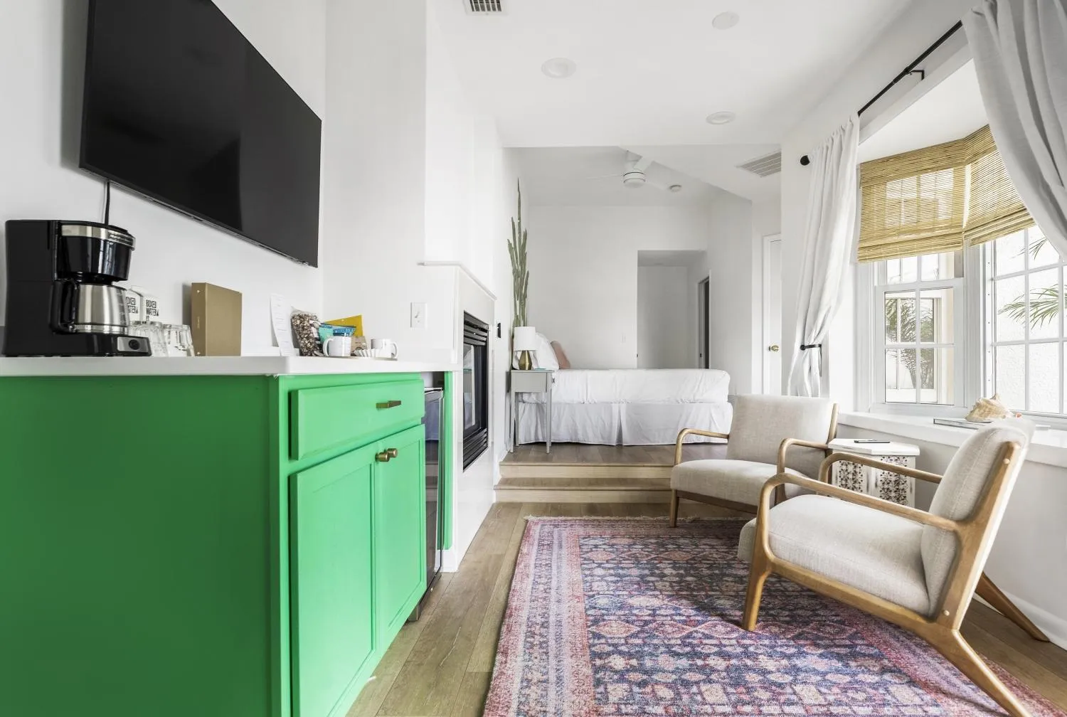 TV and multimedia, Bed in Island Cottage Inn